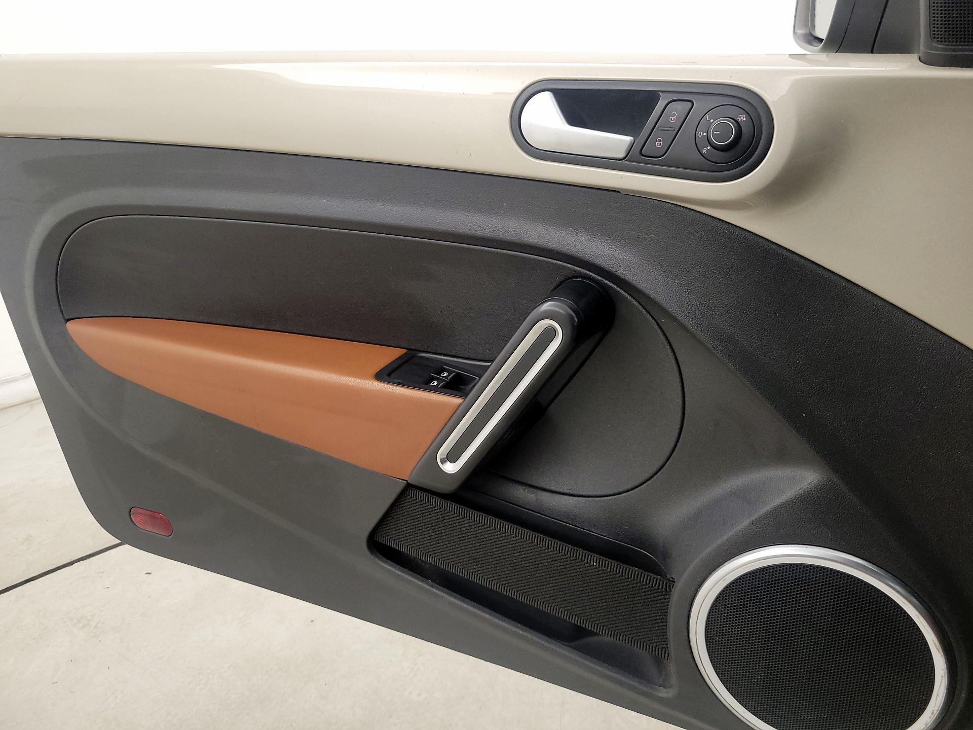 Thumbnail: 2015 Volkswagen Beetle - 12