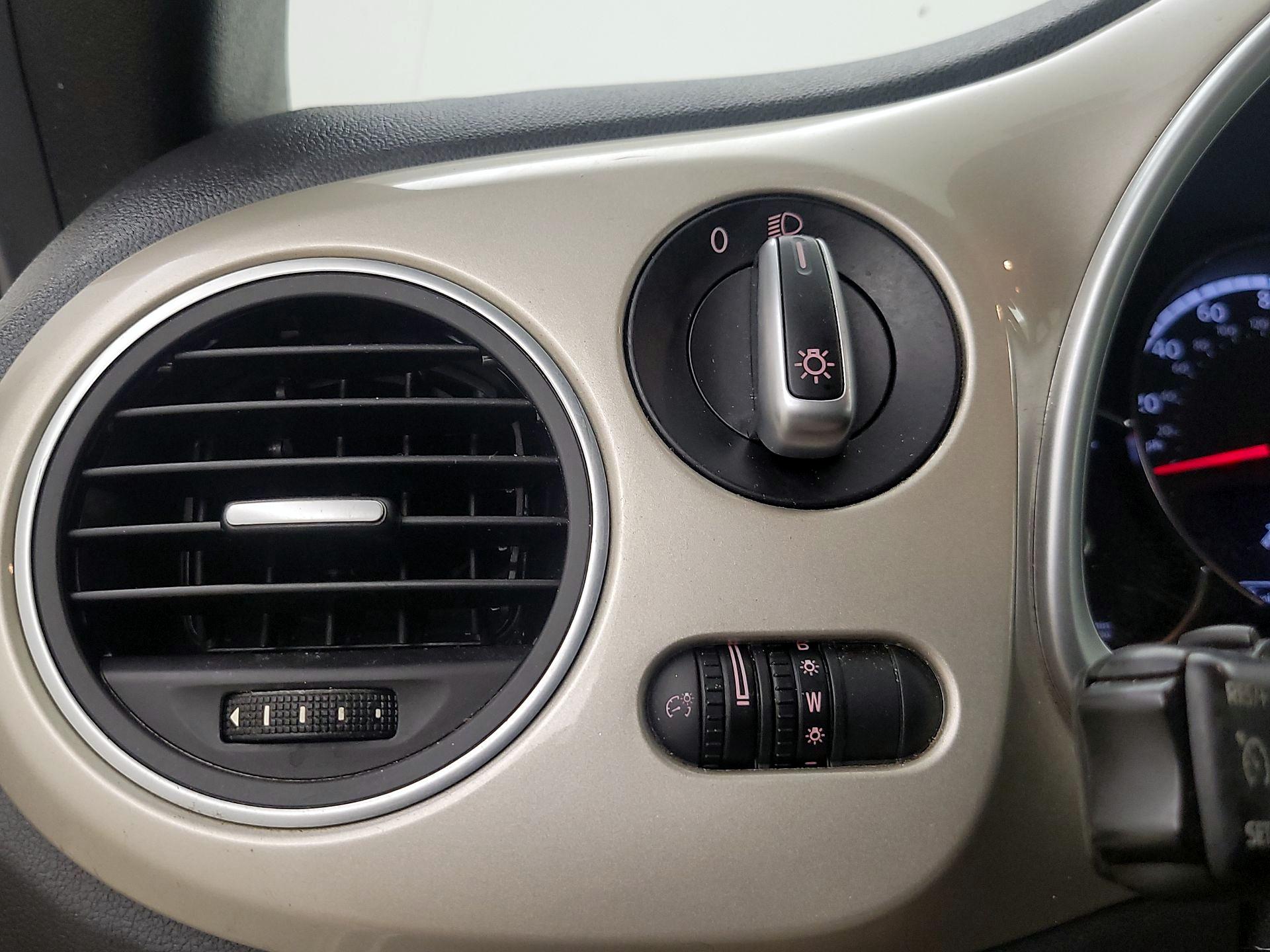 Thumbnail: 2015 Volkswagen Beetle - 13