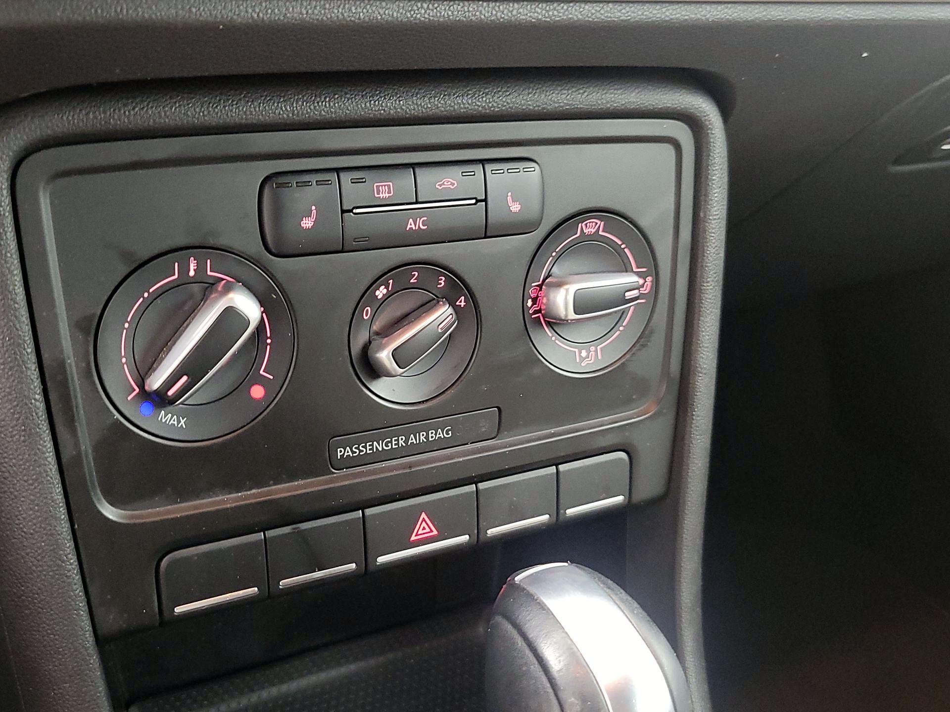 Thumbnail: 2015 Volkswagen Beetle - 15