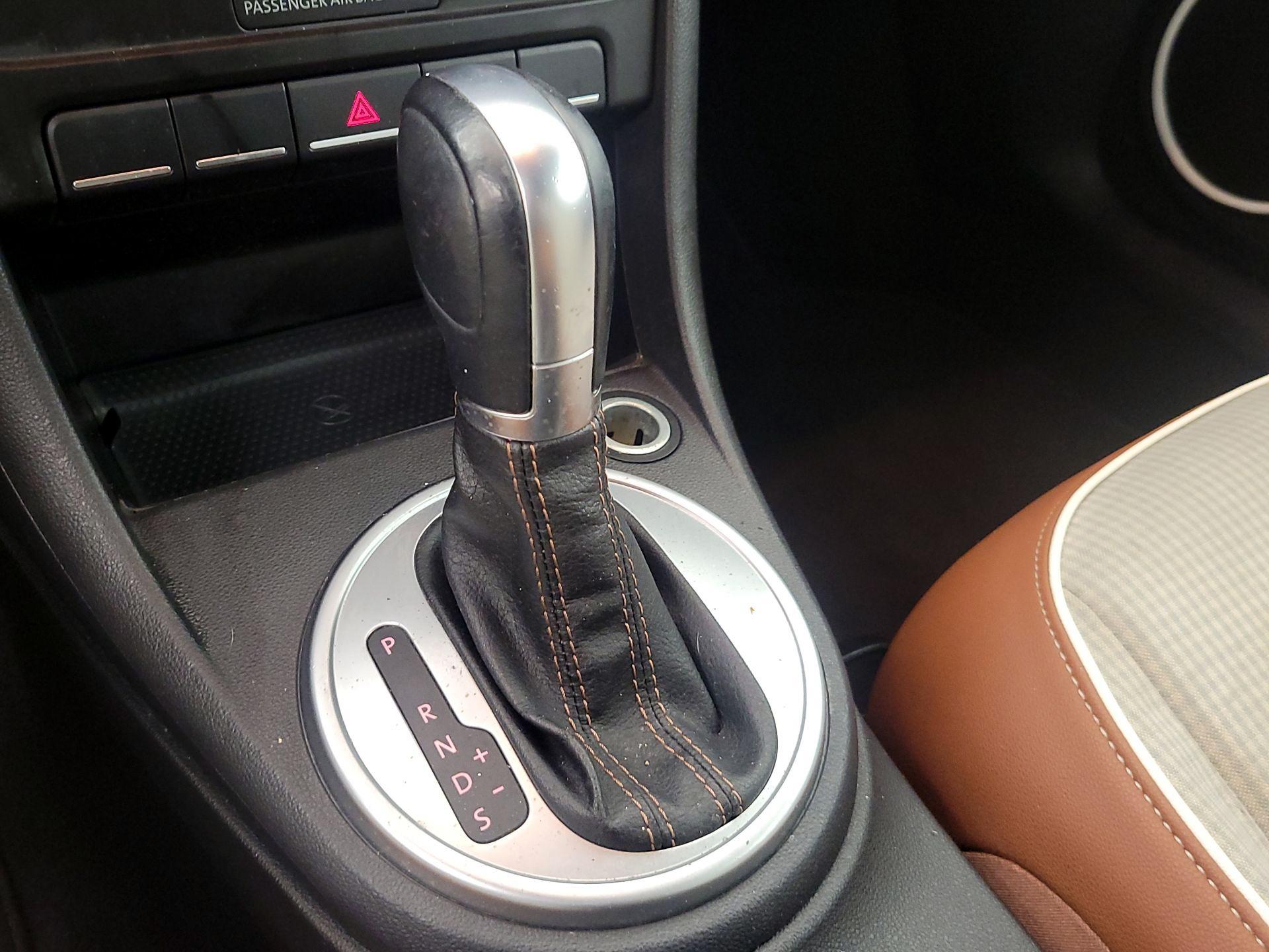 Thumbnail: 2015 Volkswagen Beetle - 16