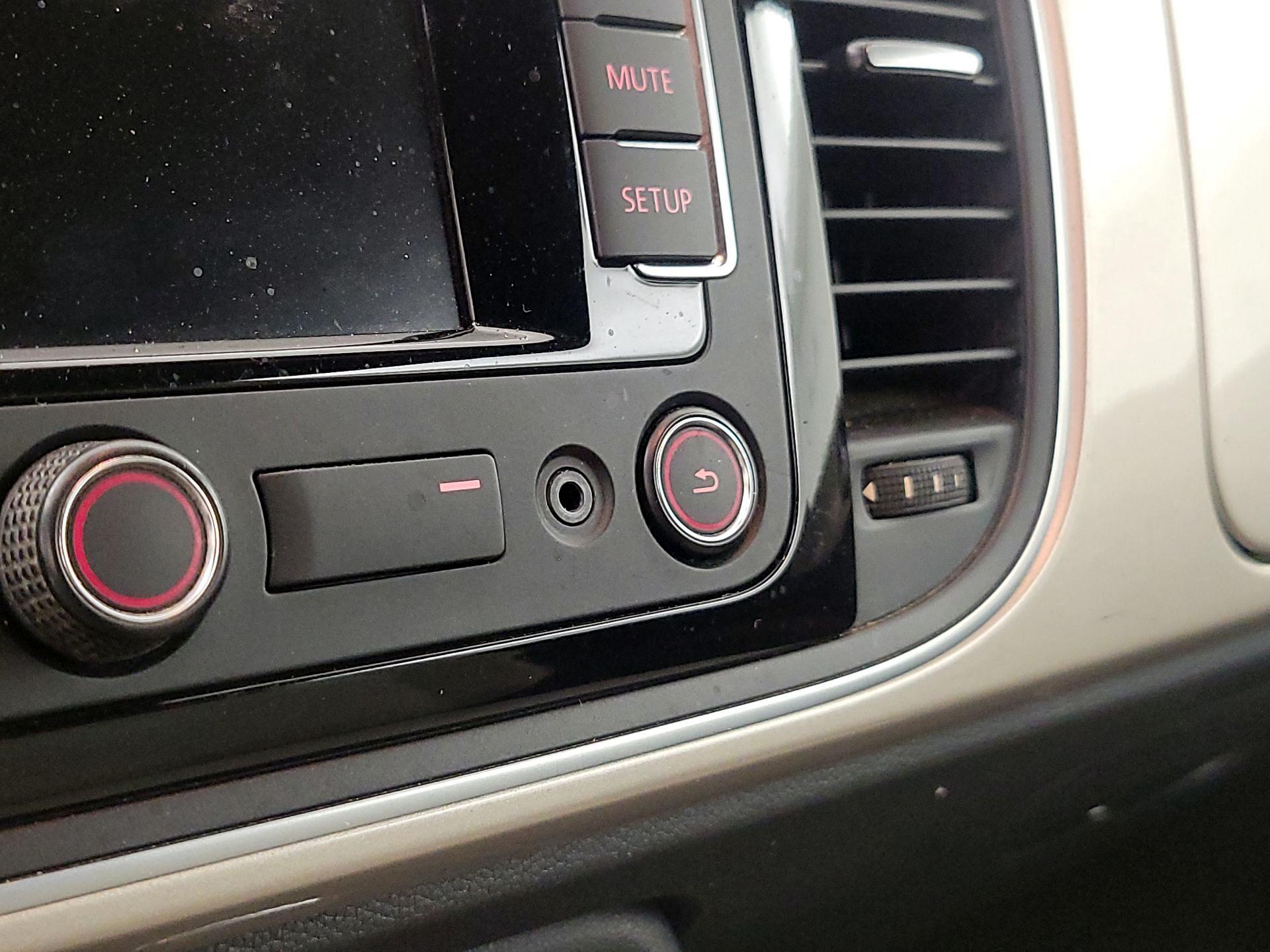 Thumbnail: 2015 Volkswagen Beetle - 17