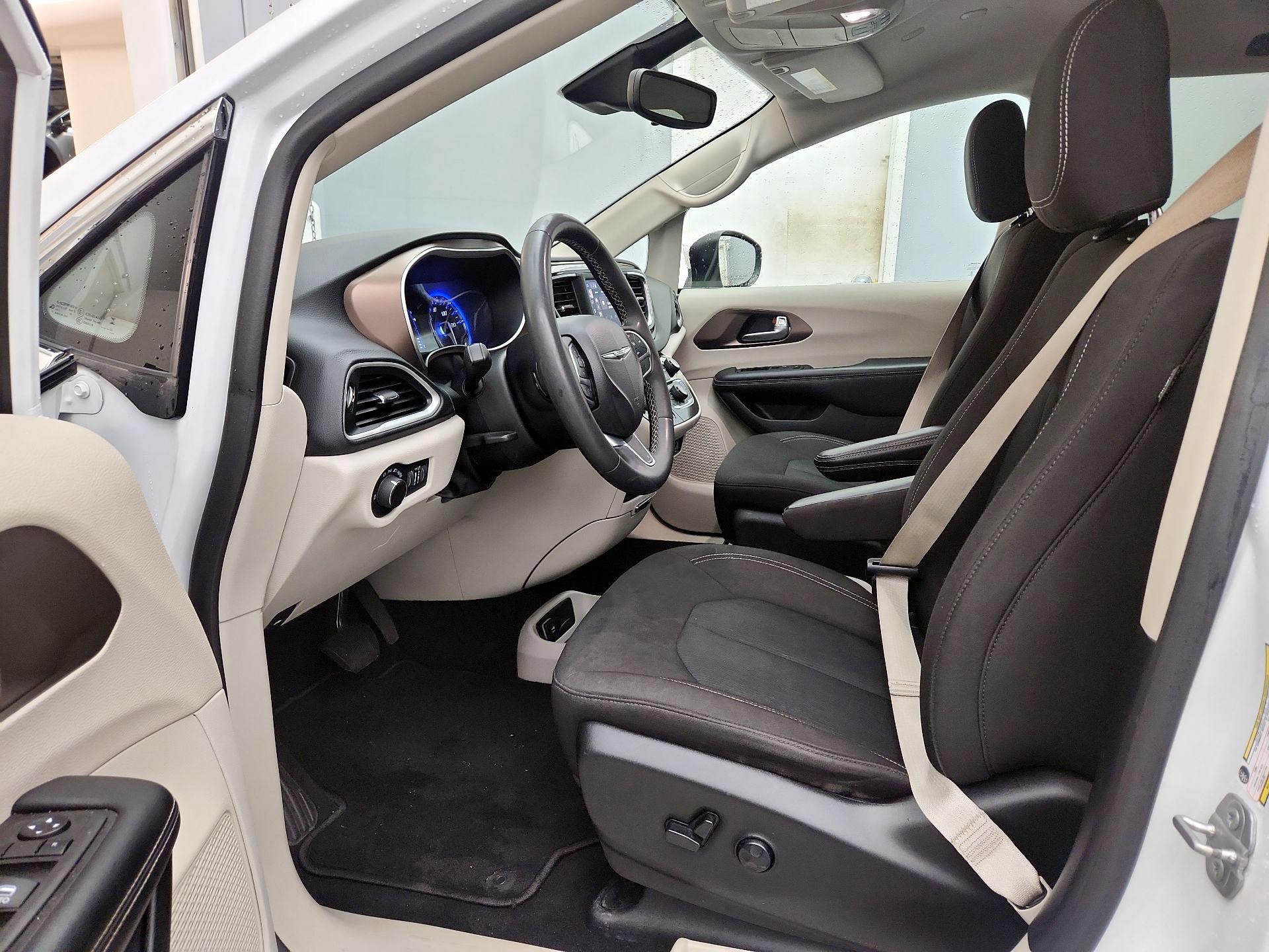 Thumbnail: 2023 Chrysler Voyager - 11