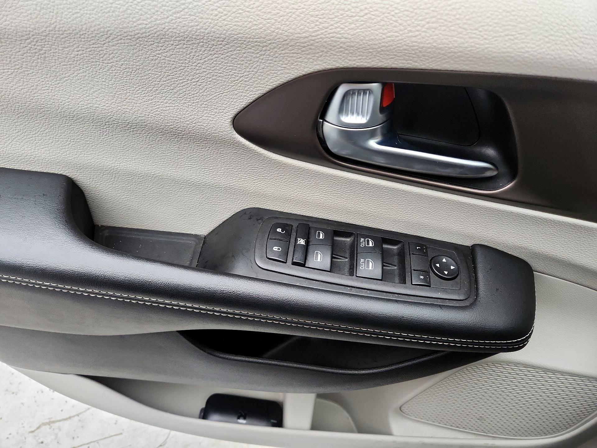 Thumbnail: 2023 Chrysler Voyager - 12