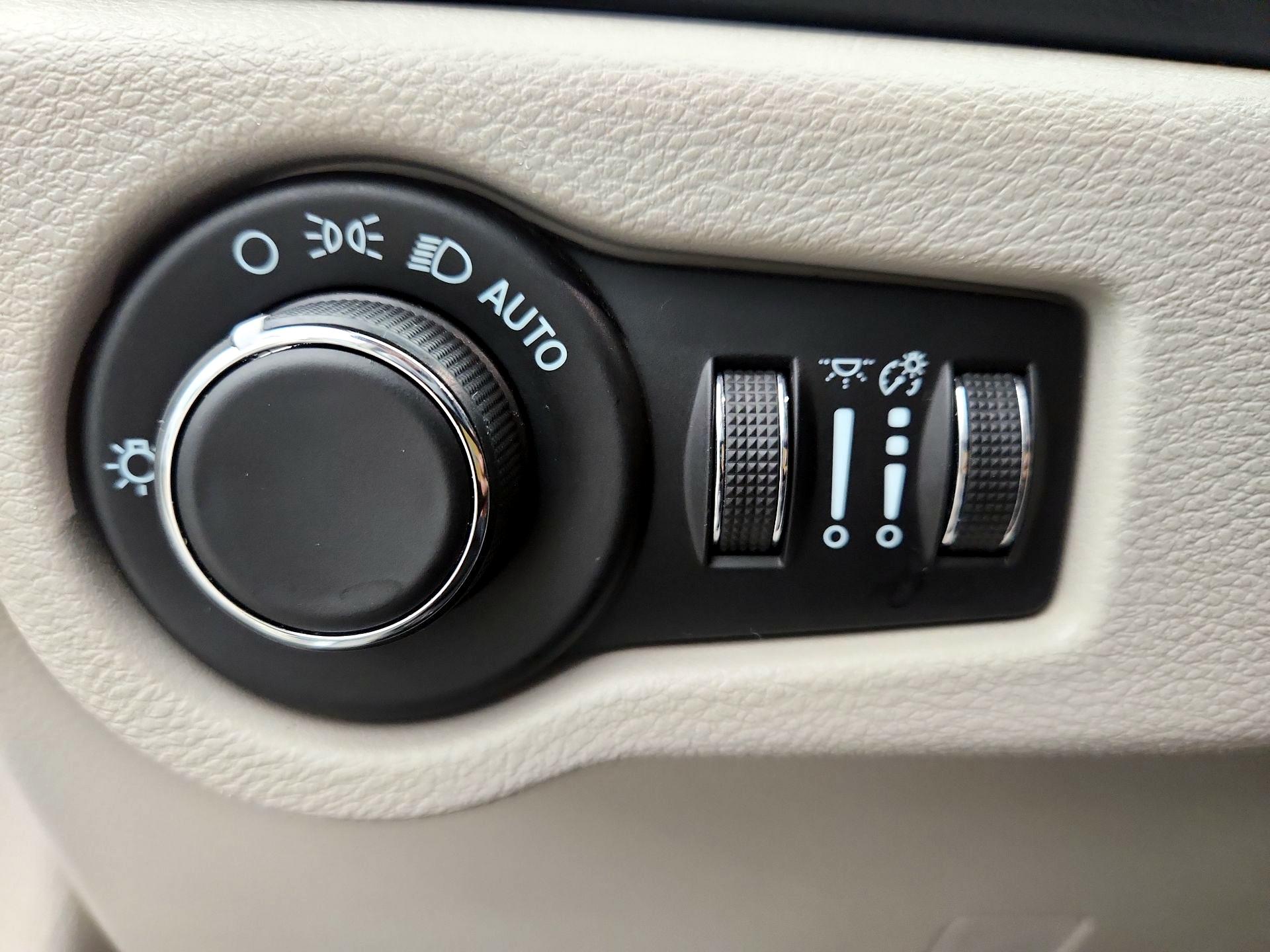 Thumbnail: 2023 Chrysler Voyager - 13