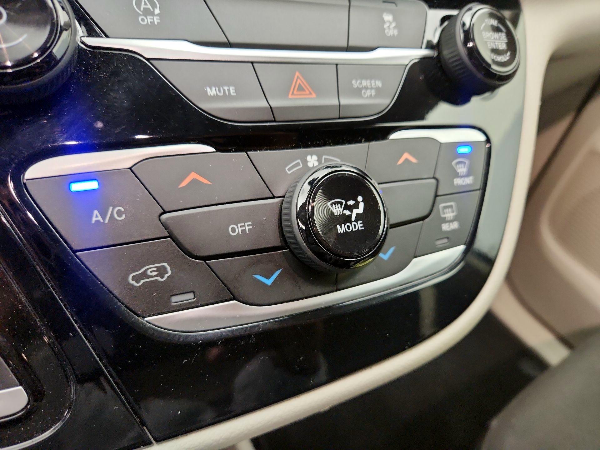 Thumbnail: 2023 Chrysler Voyager - 16