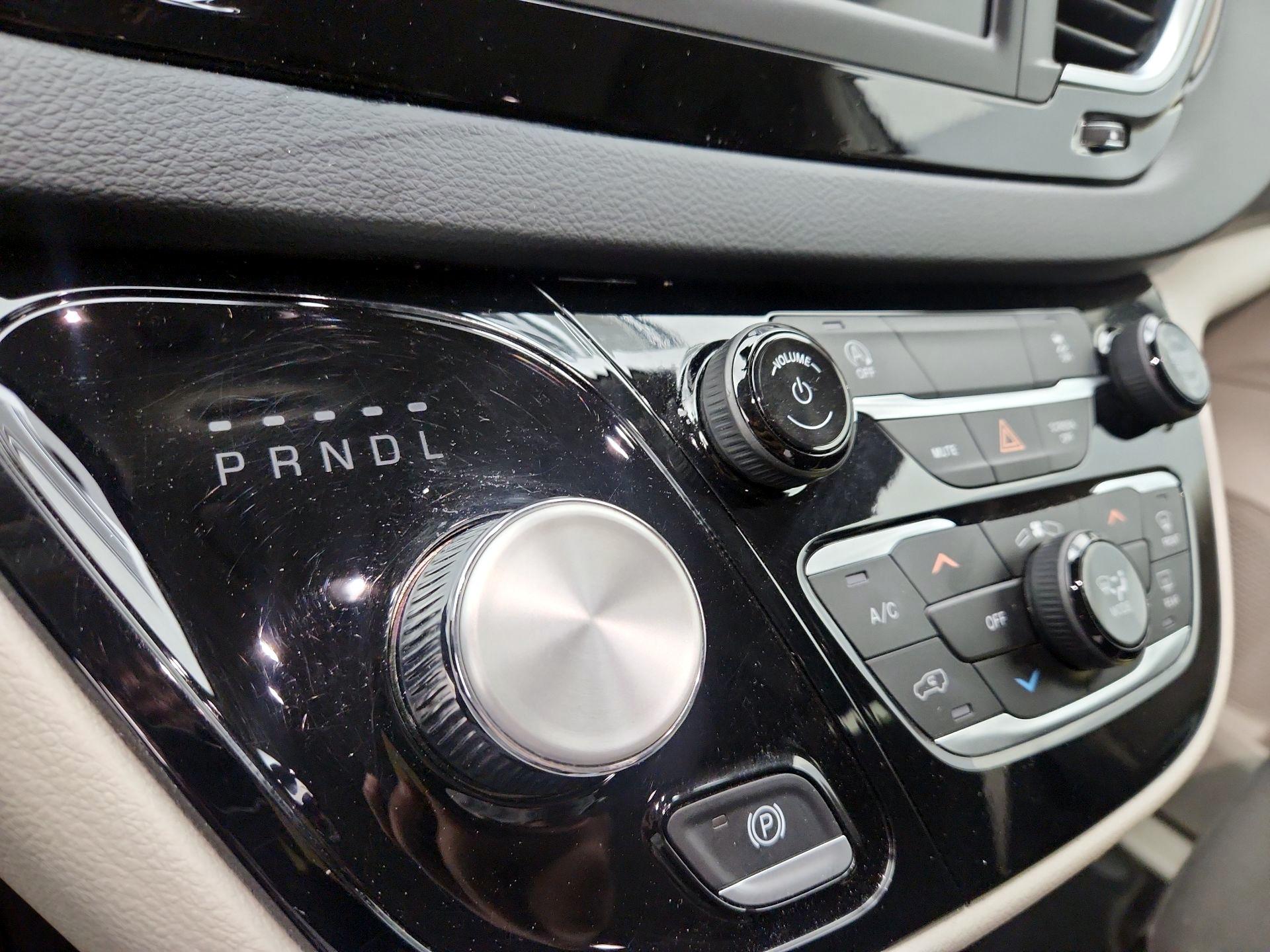 Thumbnail: 2023 Chrysler Voyager - 17