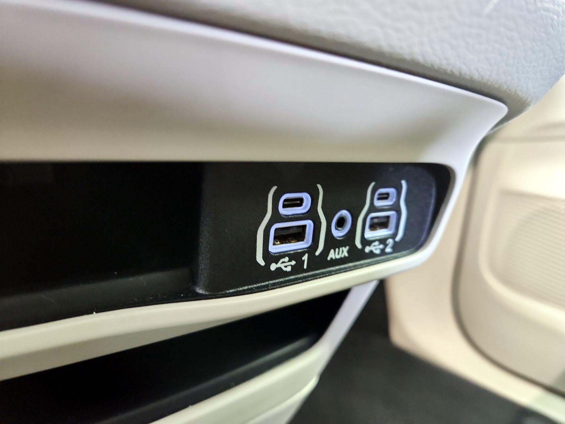 Thumbnail: 2023 Chrysler Voyager - 18