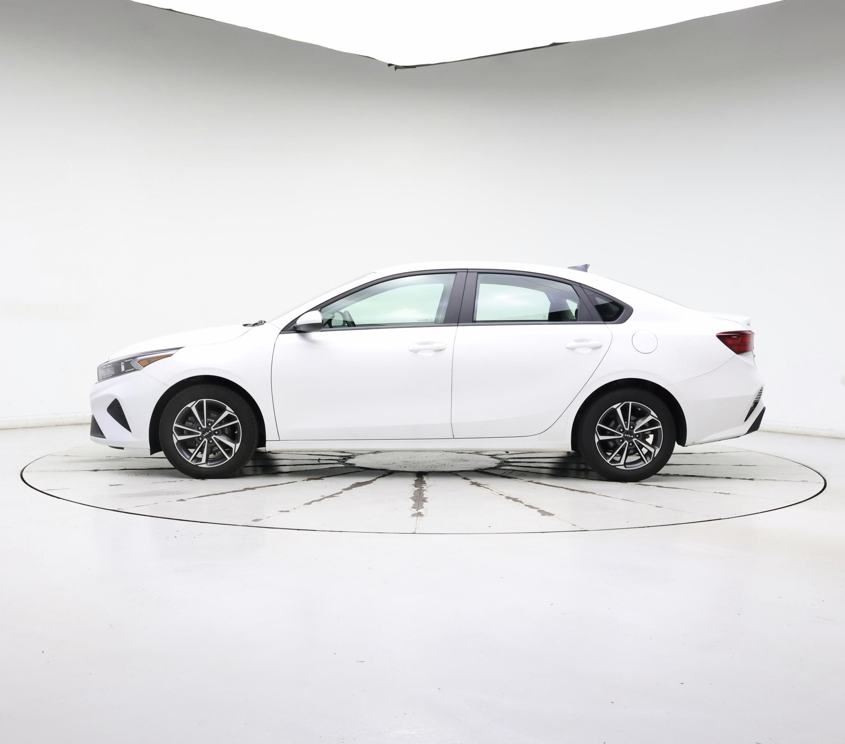 Thumbnail: 2022 Kia Forte - 3