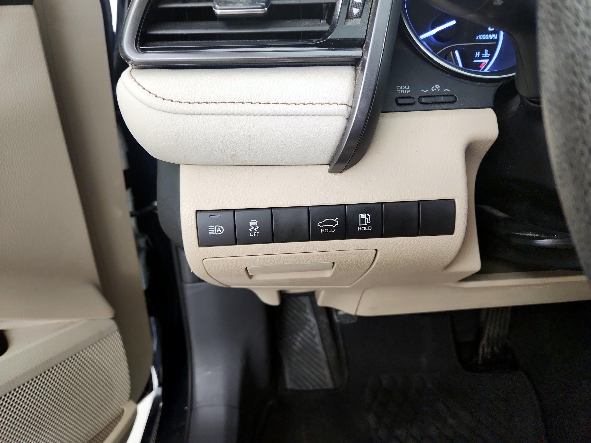 Thumbnail: 2019 Toyota Camry - 13