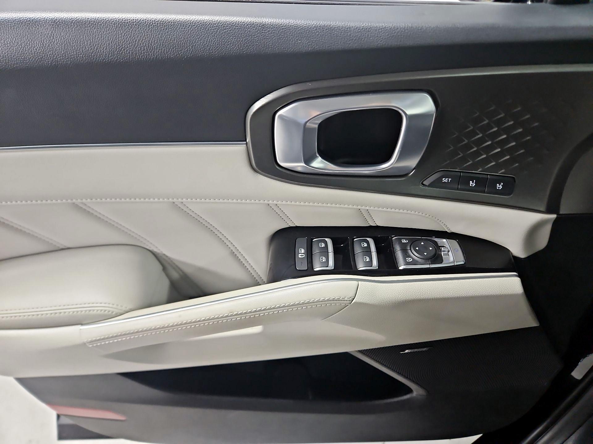 Thumbnail: 2023 Kia Sorento - 12