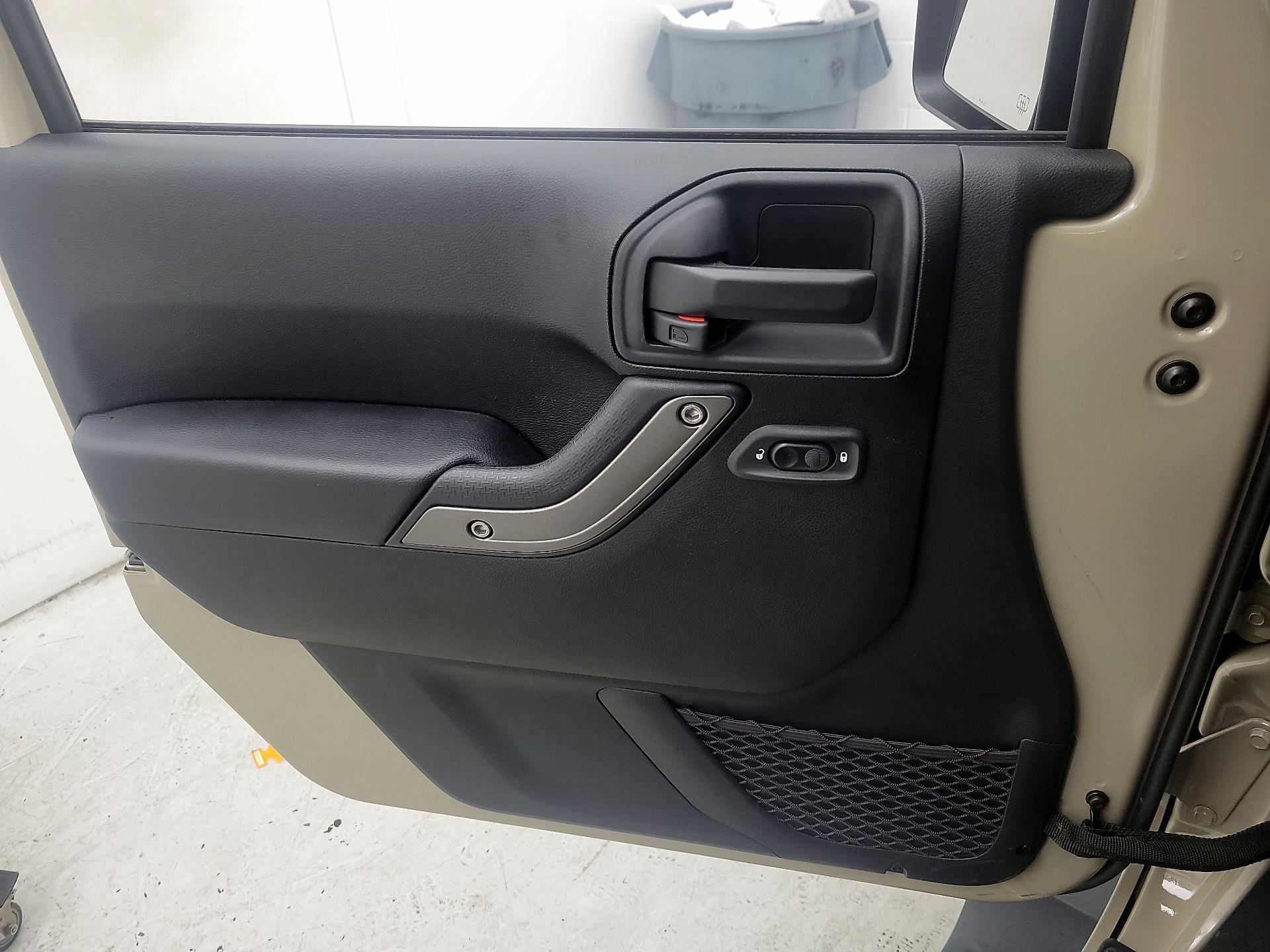 Thumbnail: 2017 Jeep Wrangler - 12