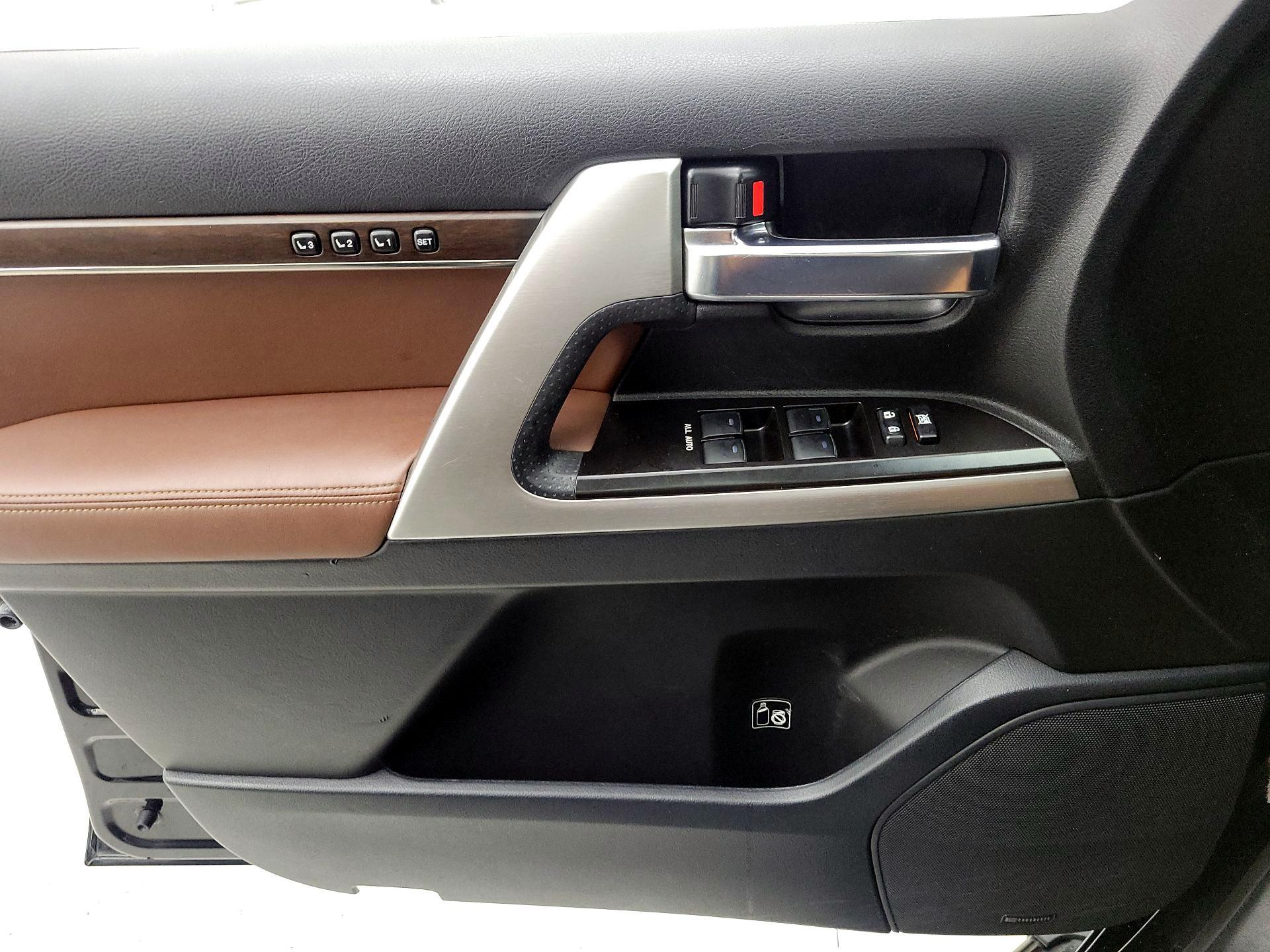 Thumbnail: 2016 Toyota Land Cruiser - 12