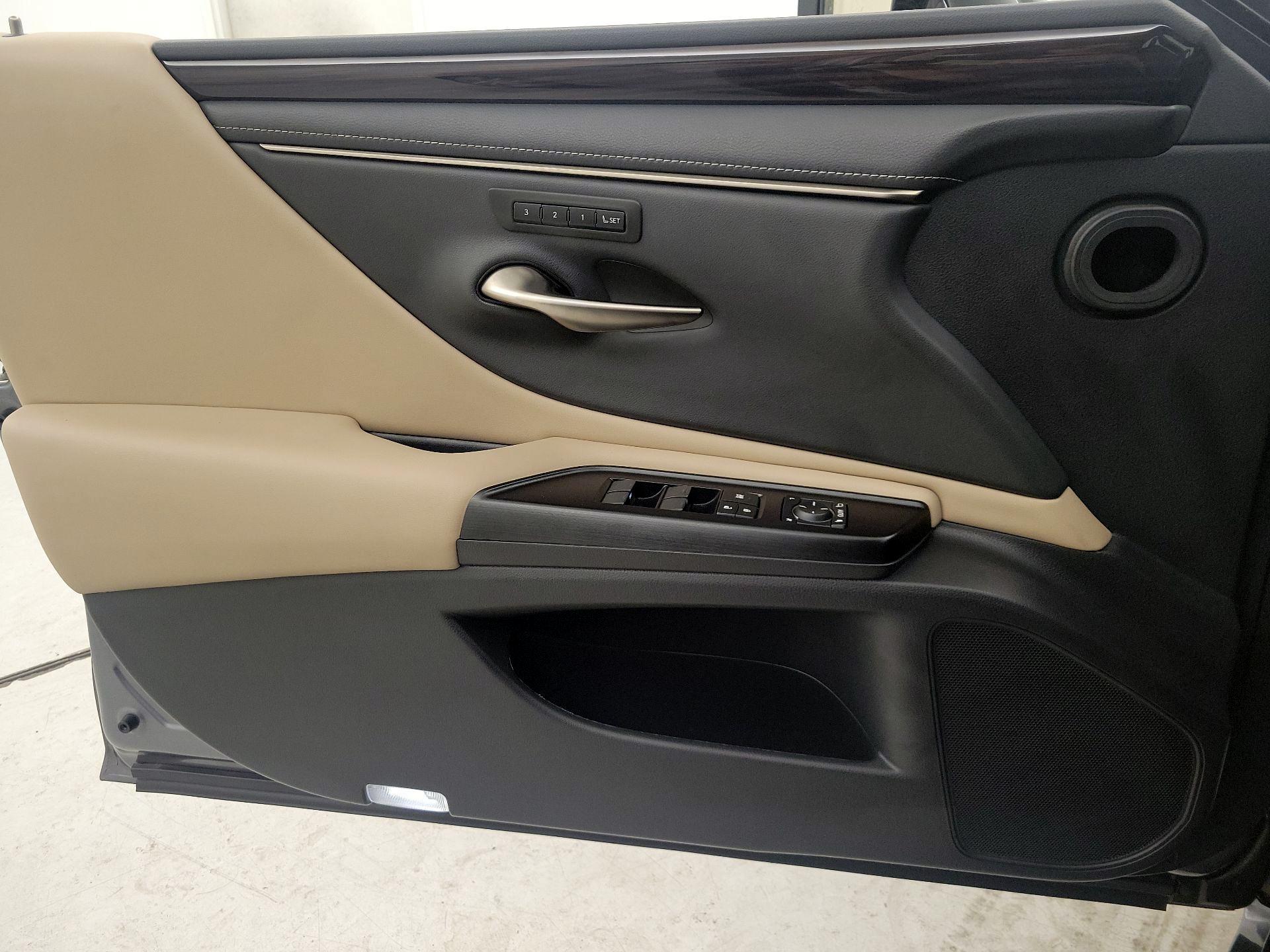 Thumbnail: 2020 Lexus ES - 12
