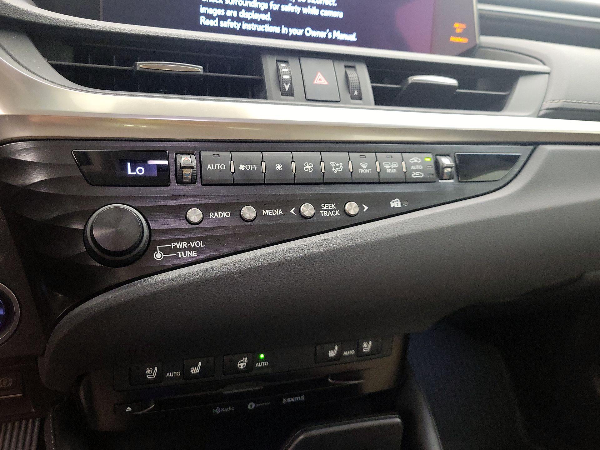 Thumbnail: 2020 Lexus ES - 17