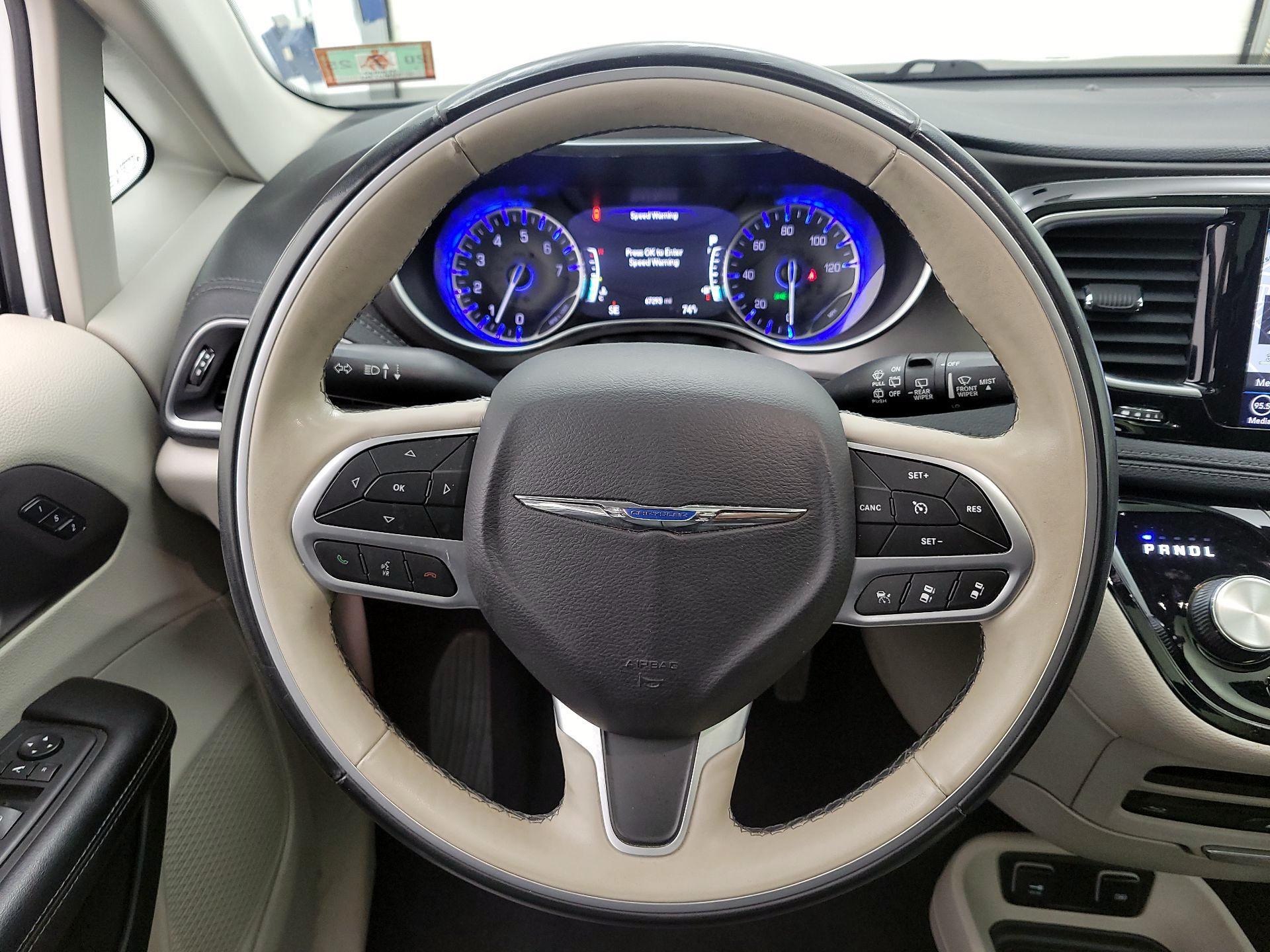 Thumbnail: 2018 Chrysler Pacifica - 10