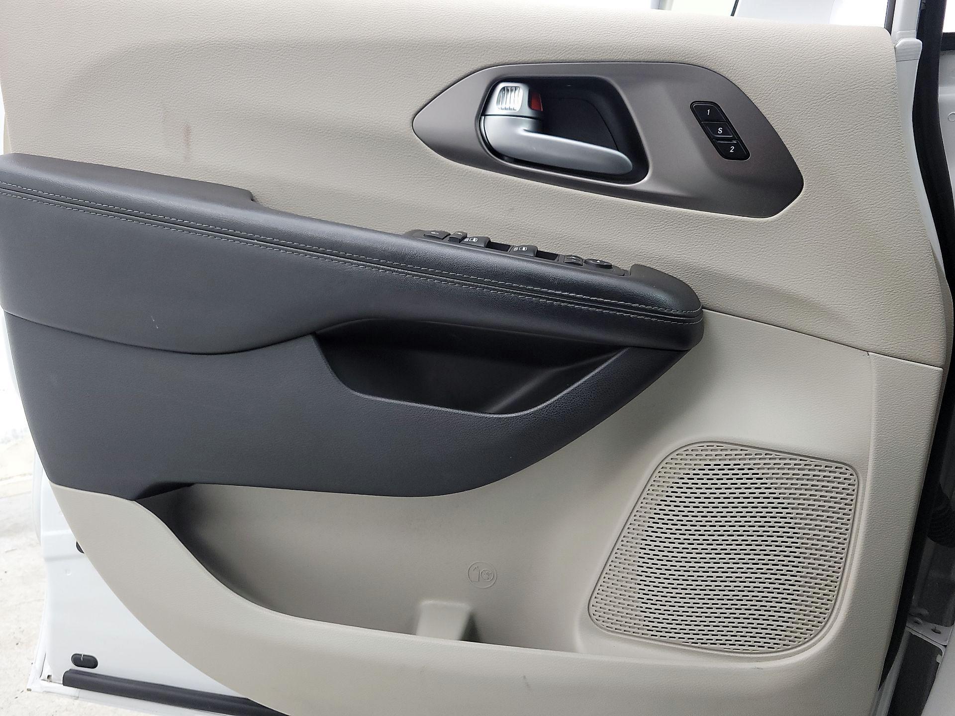 Thumbnail: 2018 Chrysler Pacifica - 12