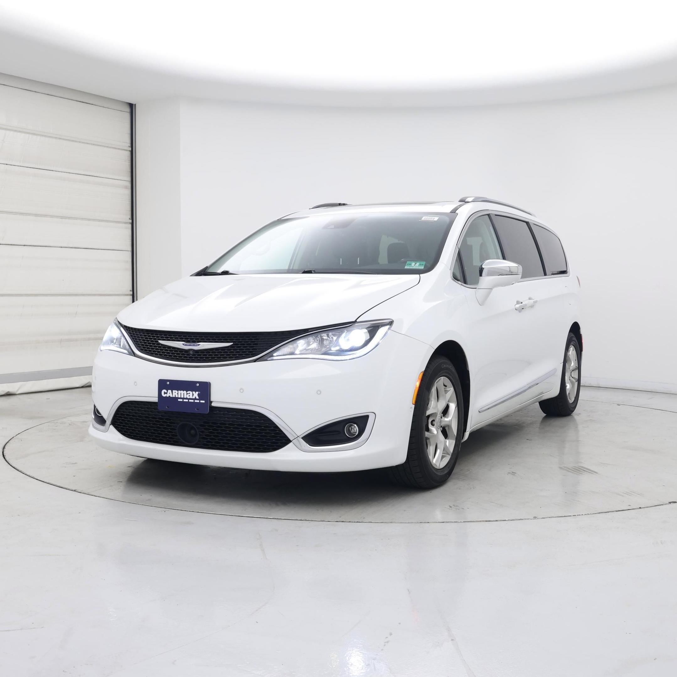 Thumbnail: 2018 Chrysler Pacifica - 4