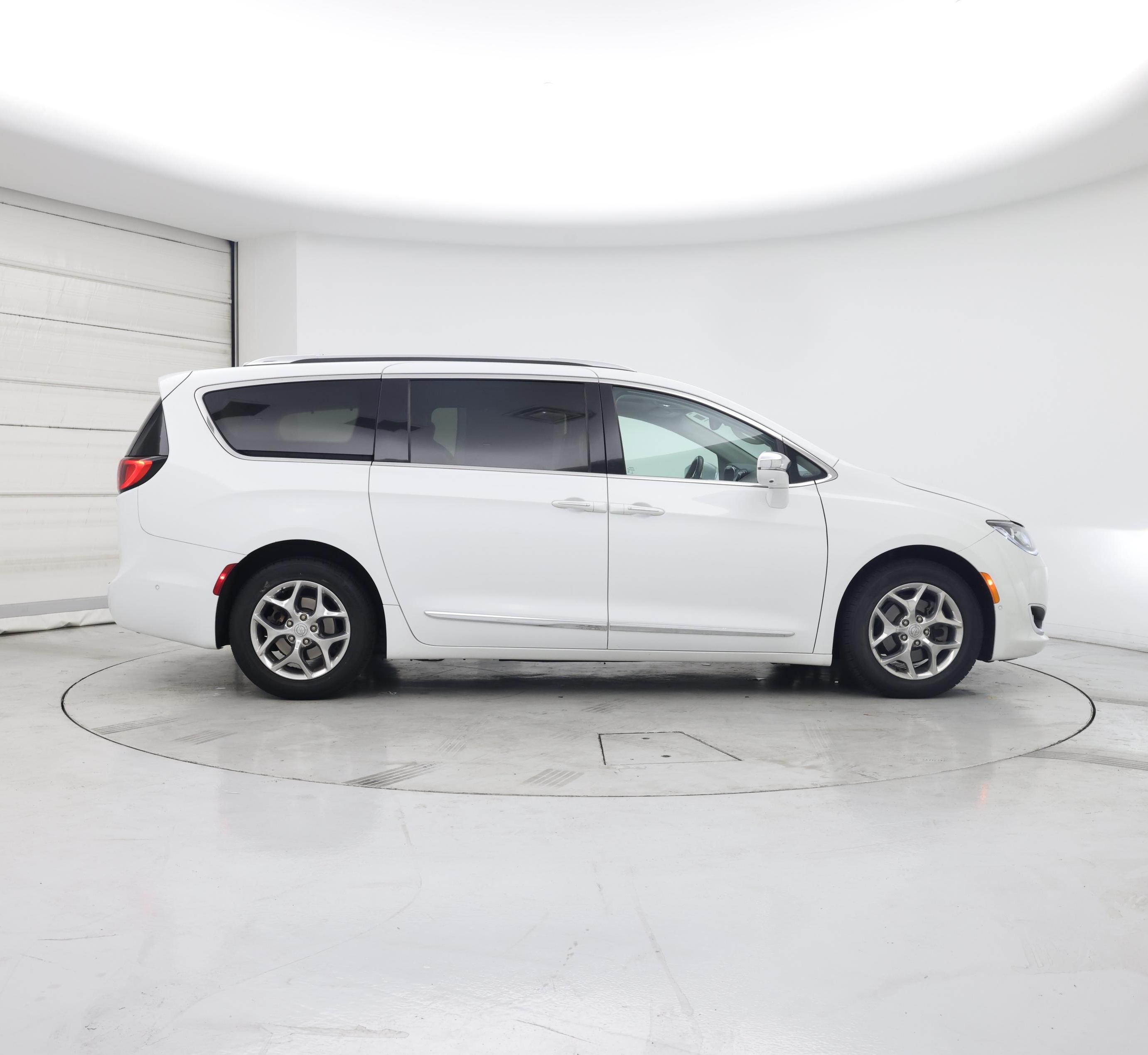 Thumbnail: 2018 Chrysler Pacifica - 7
