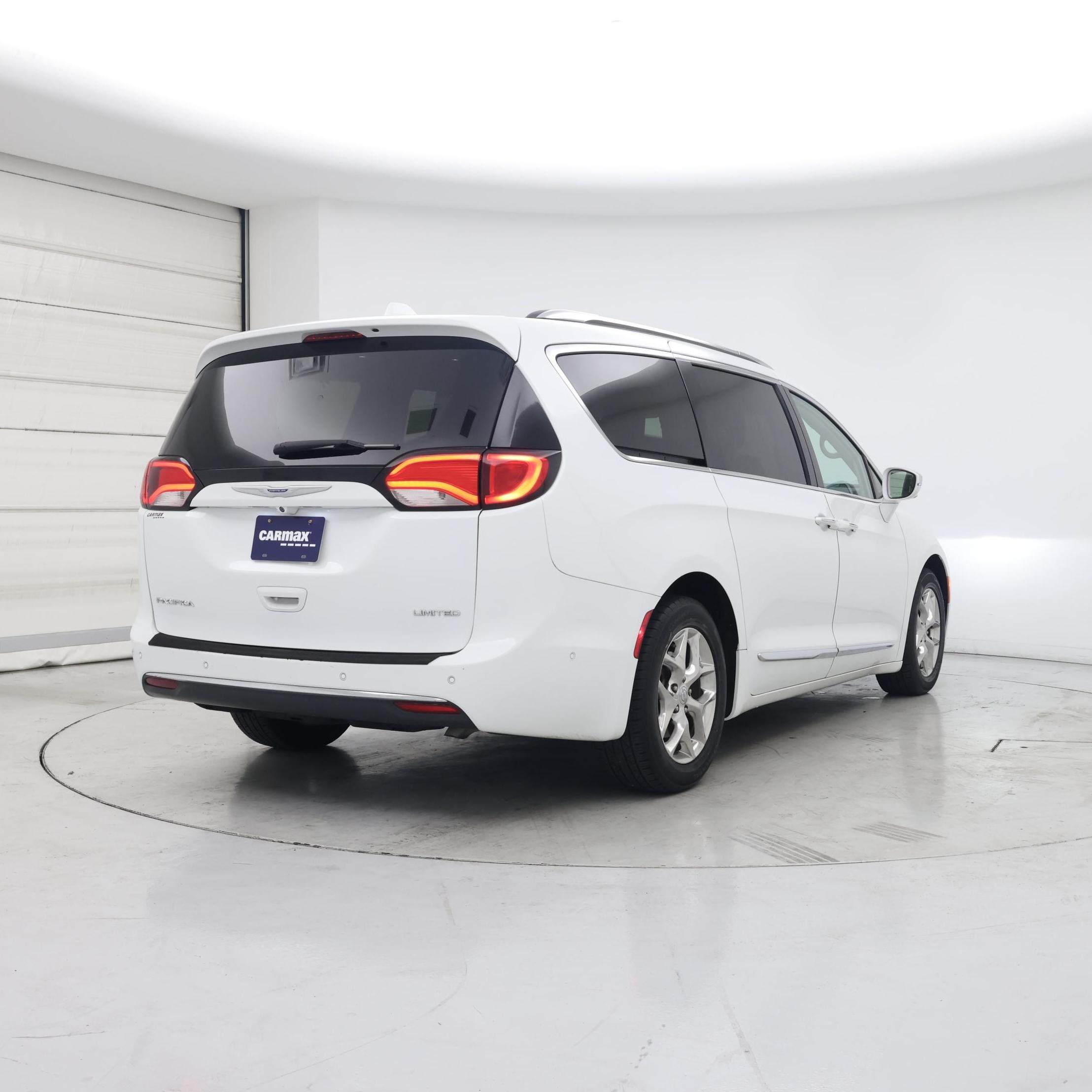 Thumbnail: 2018 Chrysler Pacifica - 8