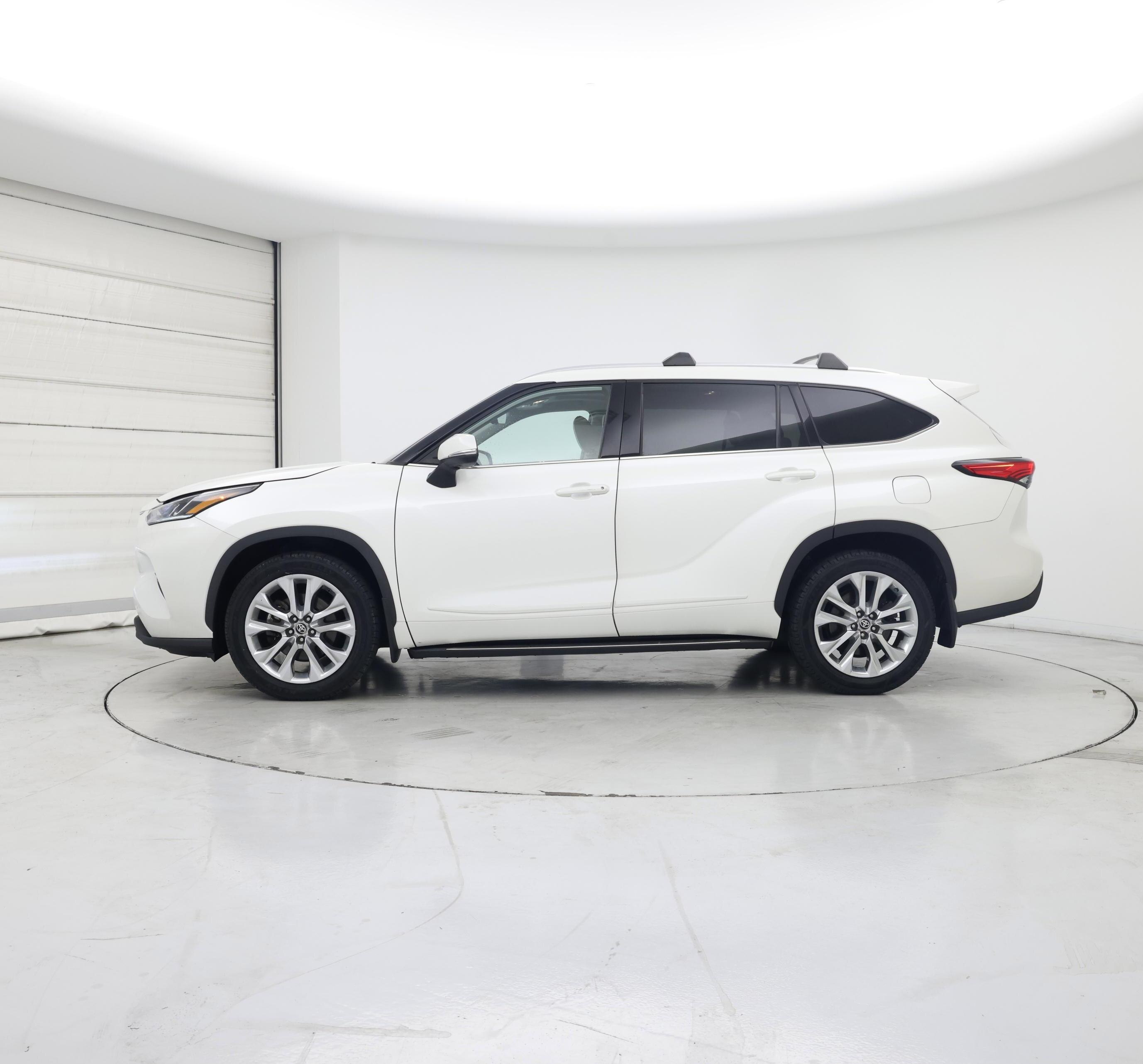 Thumbnail: 2021 Toyota Highlander - 3