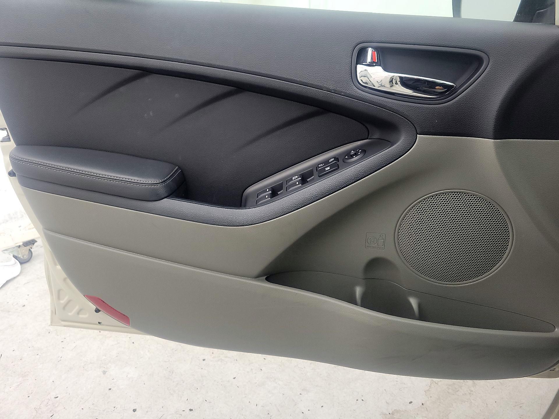 Thumbnail: 2015 Kia Forte - 12