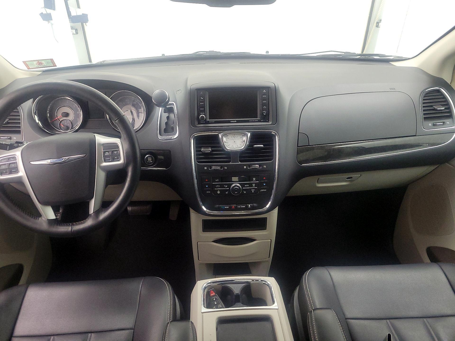 Thumbnail: 2016 Chrysler Town & Country - 9