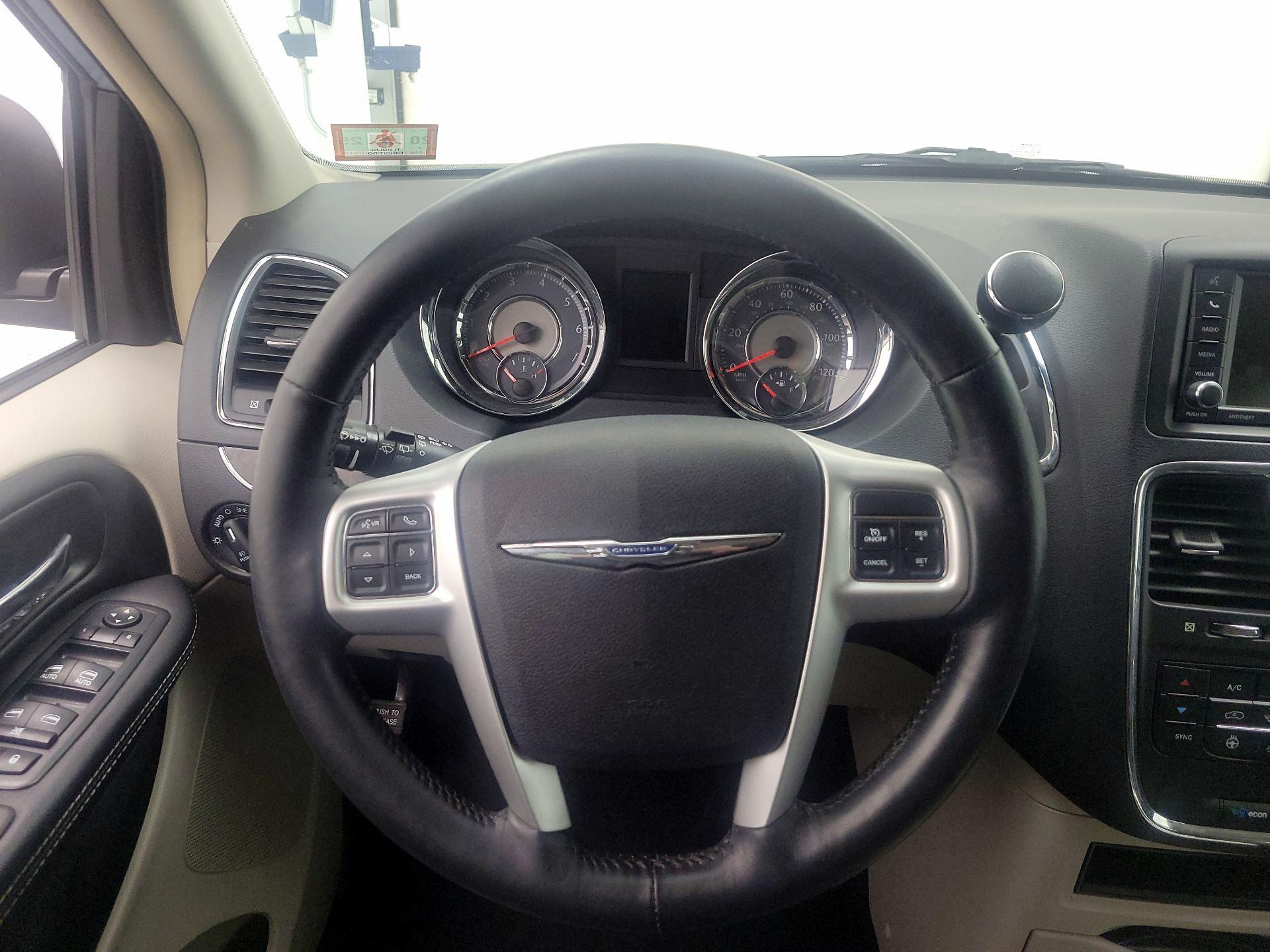 Thumbnail: 2016 Chrysler Town & Country - 10