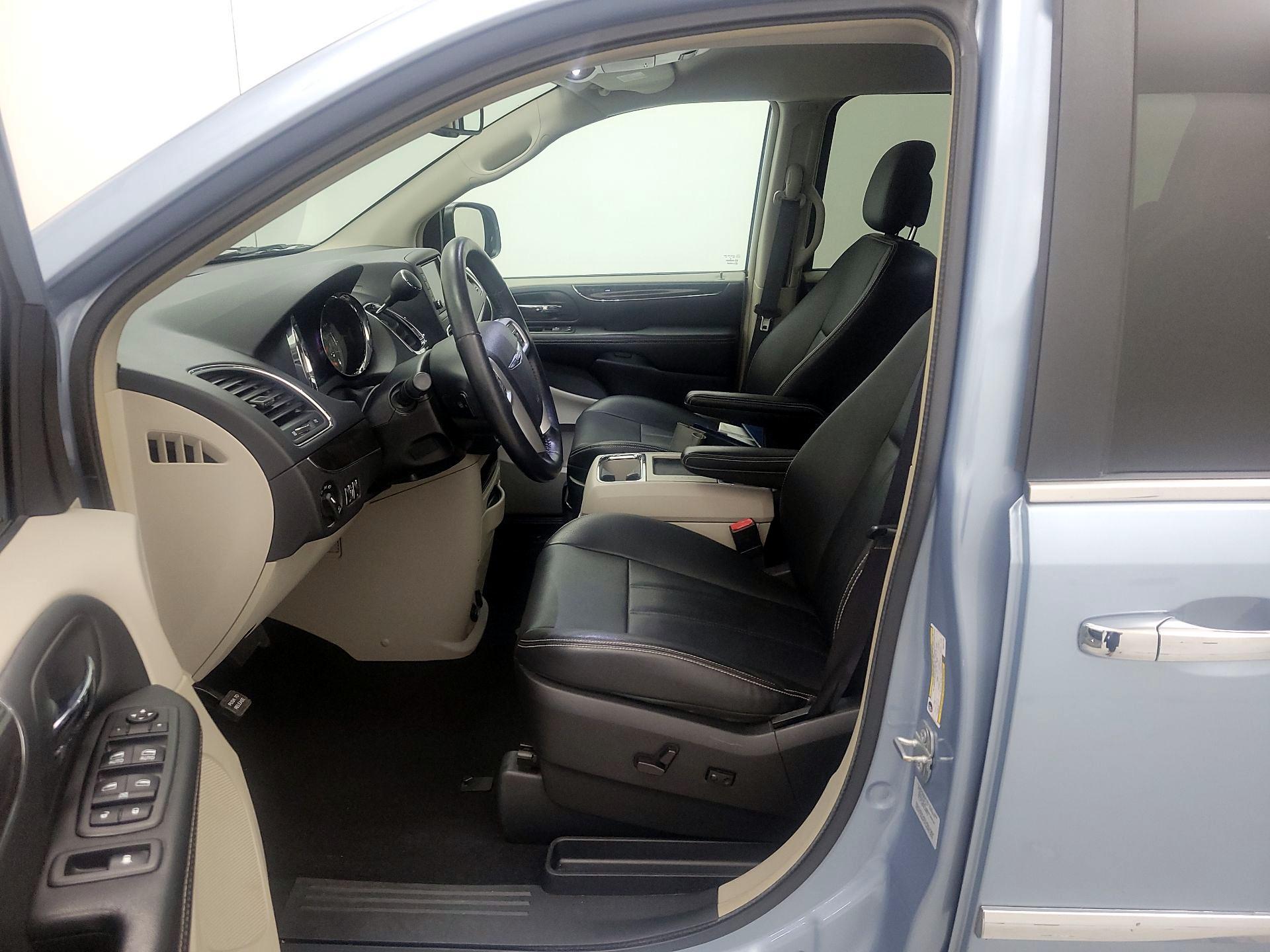 Thumbnail: 2016 Chrysler Town & Country - 11