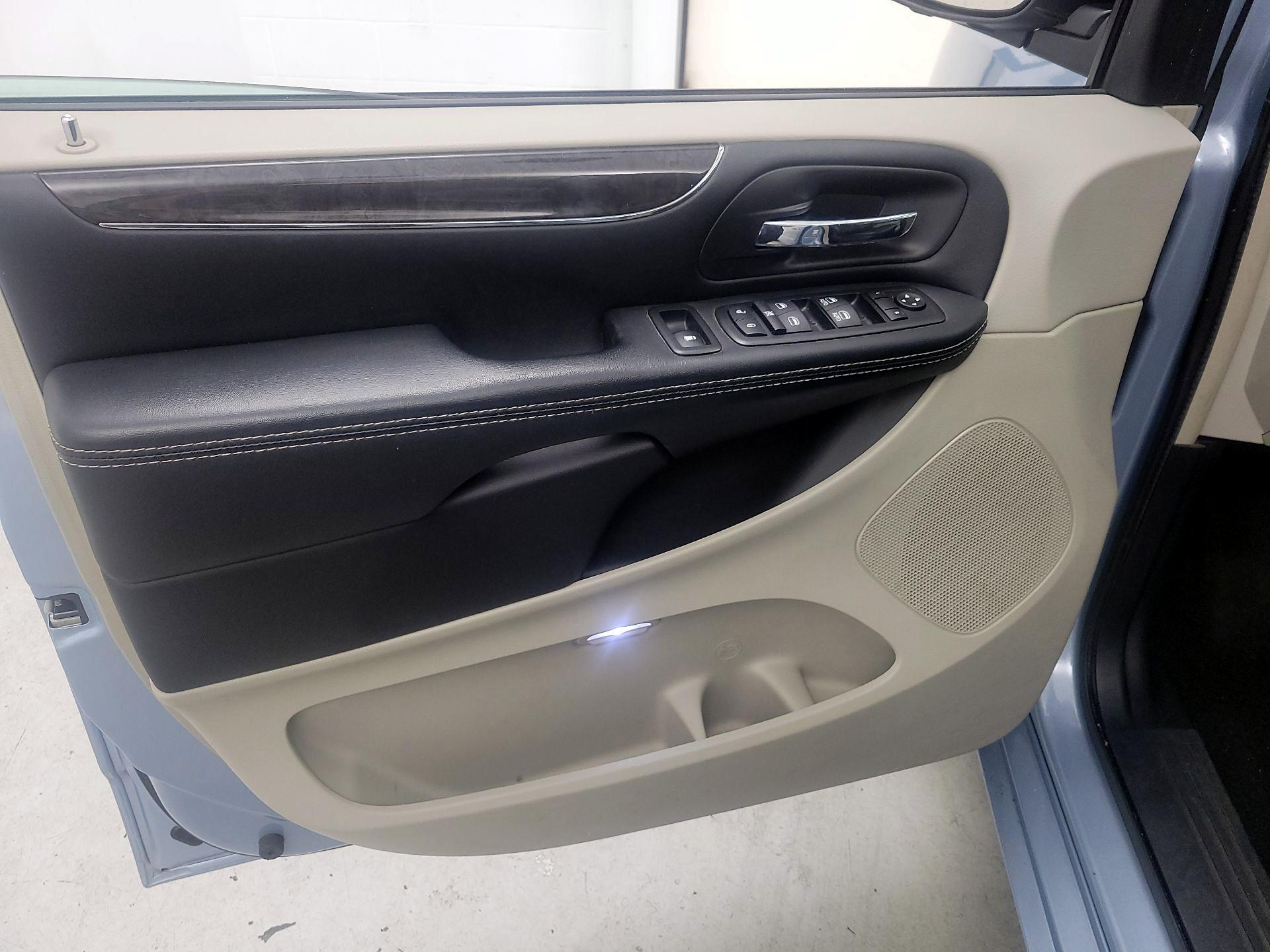Thumbnail: 2016 Chrysler Town & Country - 12