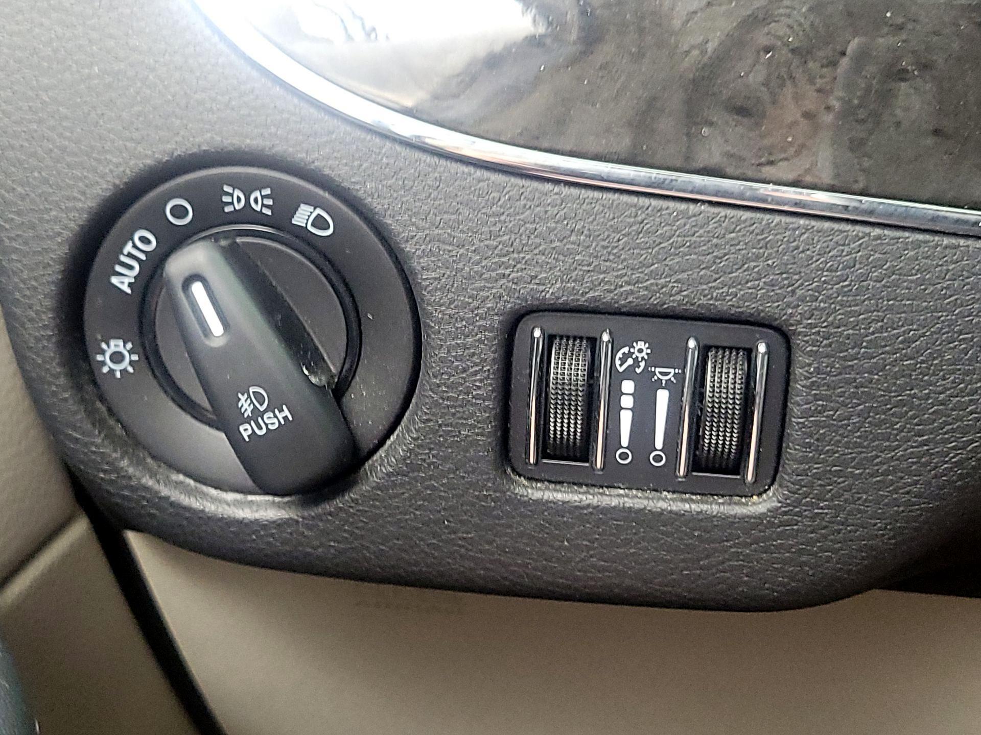 Thumbnail: 2016 Chrysler Town & Country - 13