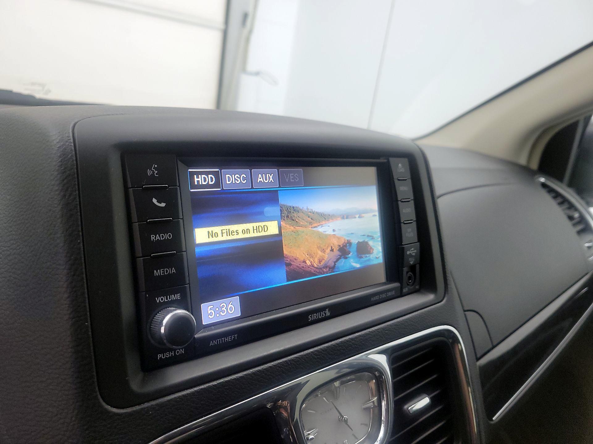 Thumbnail: 2016 Chrysler Town & Country - 15