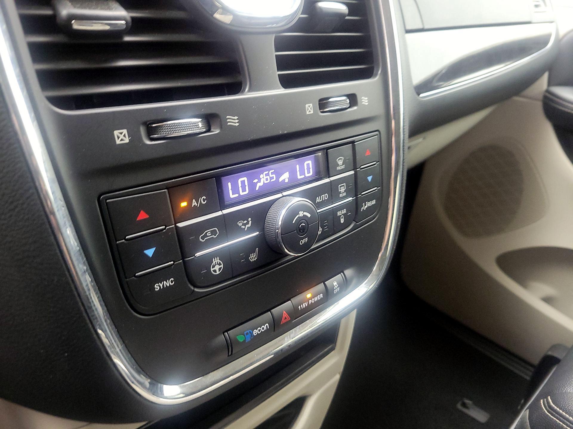 Thumbnail: 2016 Chrysler Town & Country - 16