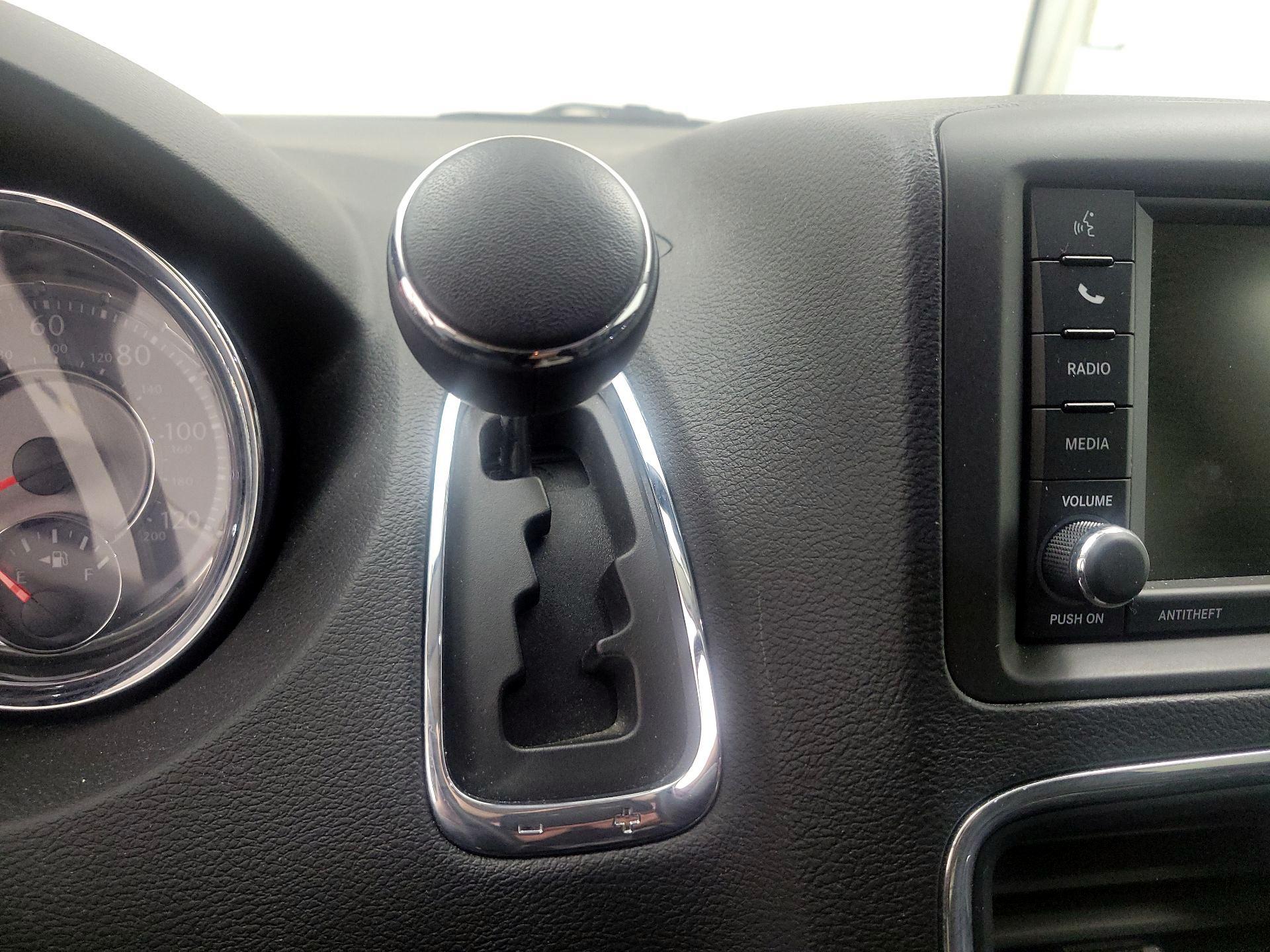 Thumbnail: 2016 Chrysler Town & Country - 17