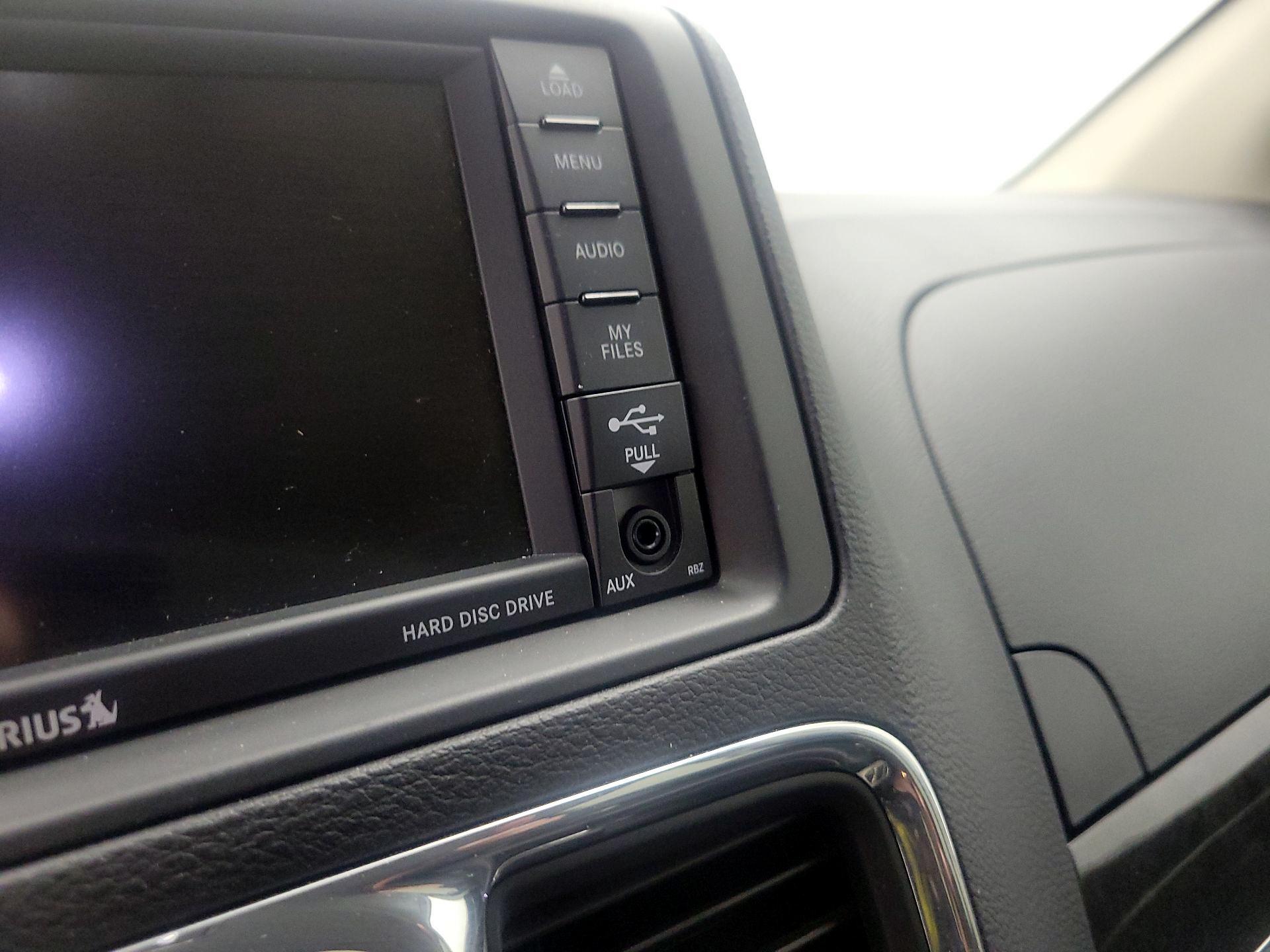 Thumbnail: 2016 Chrysler Town & Country - 18