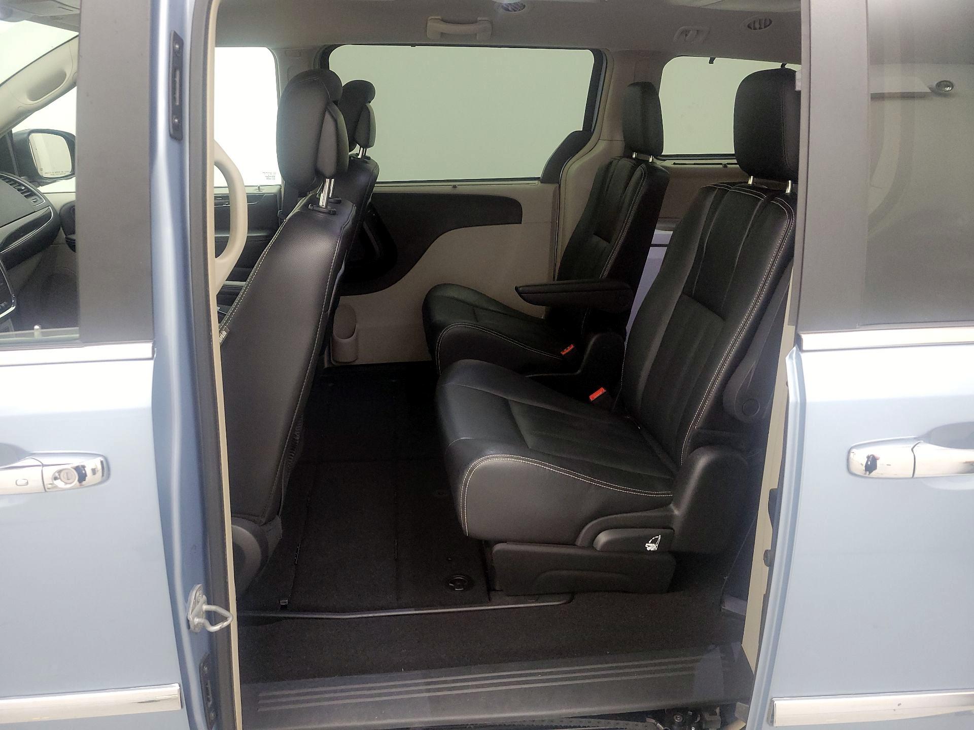 Thumbnail: 2016 Chrysler Town & Country - 19