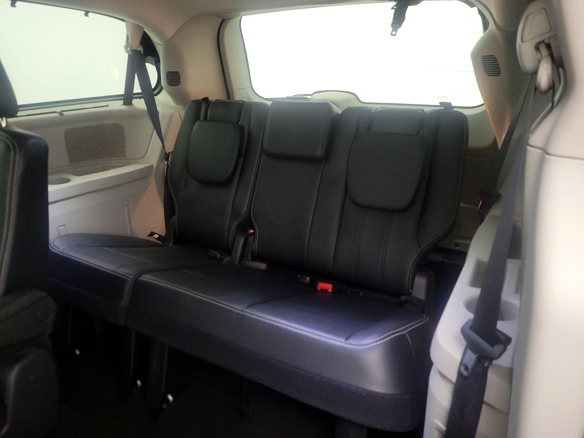 Thumbnail: 2016 Chrysler Town & Country - 20