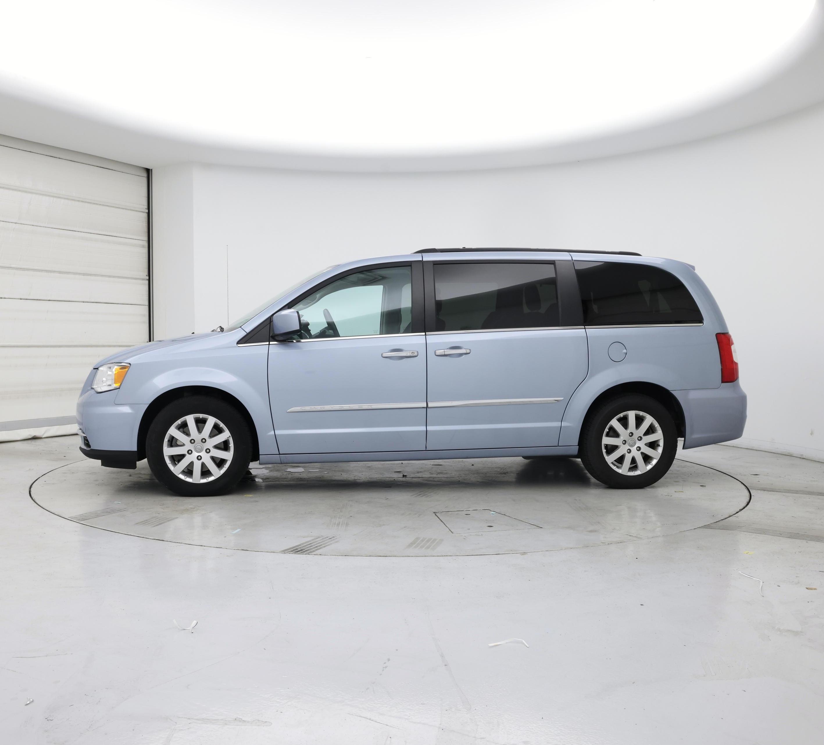 Thumbnail: 2016 Chrysler Town & Country - 3