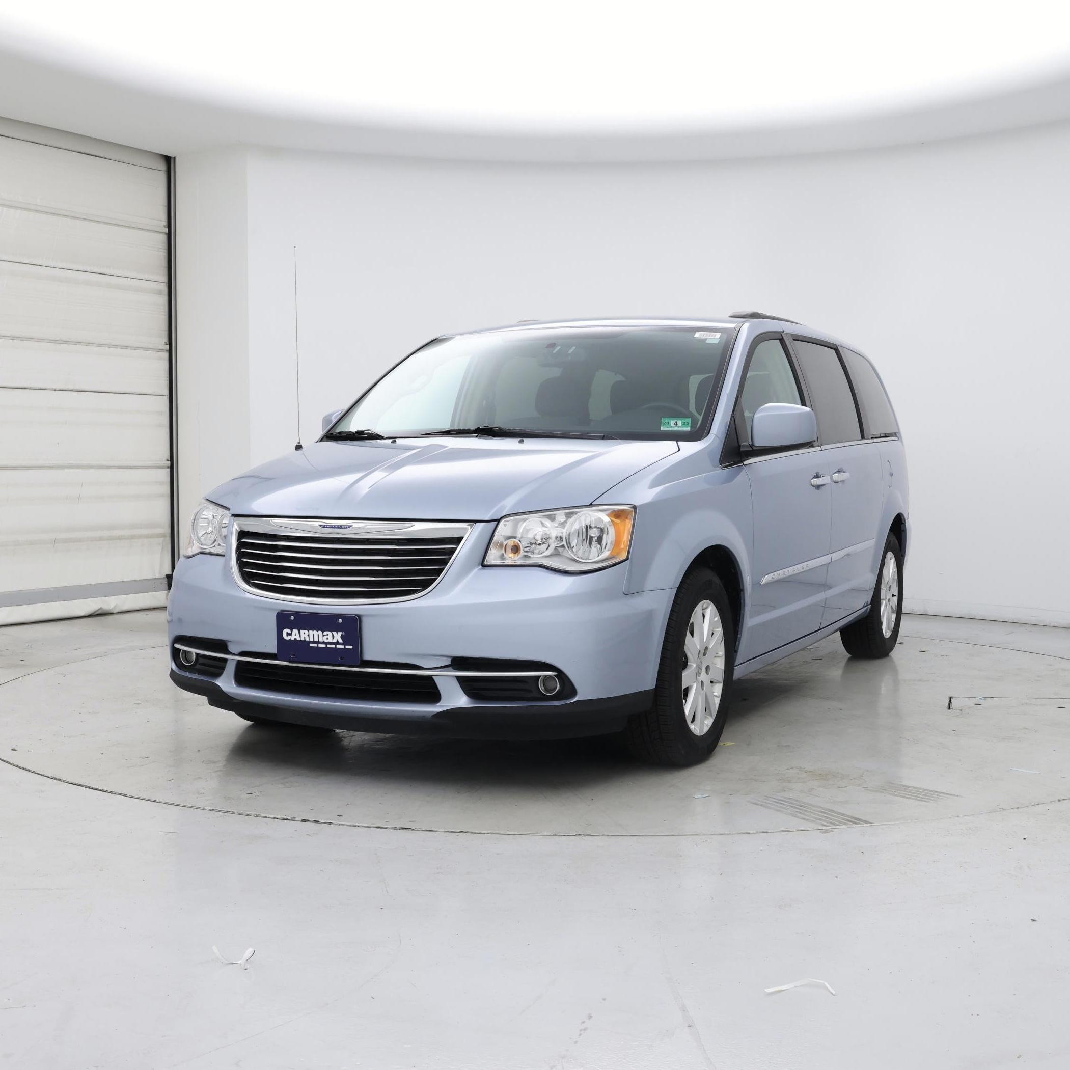 Thumbnail: 2016 Chrysler Town & Country - 4