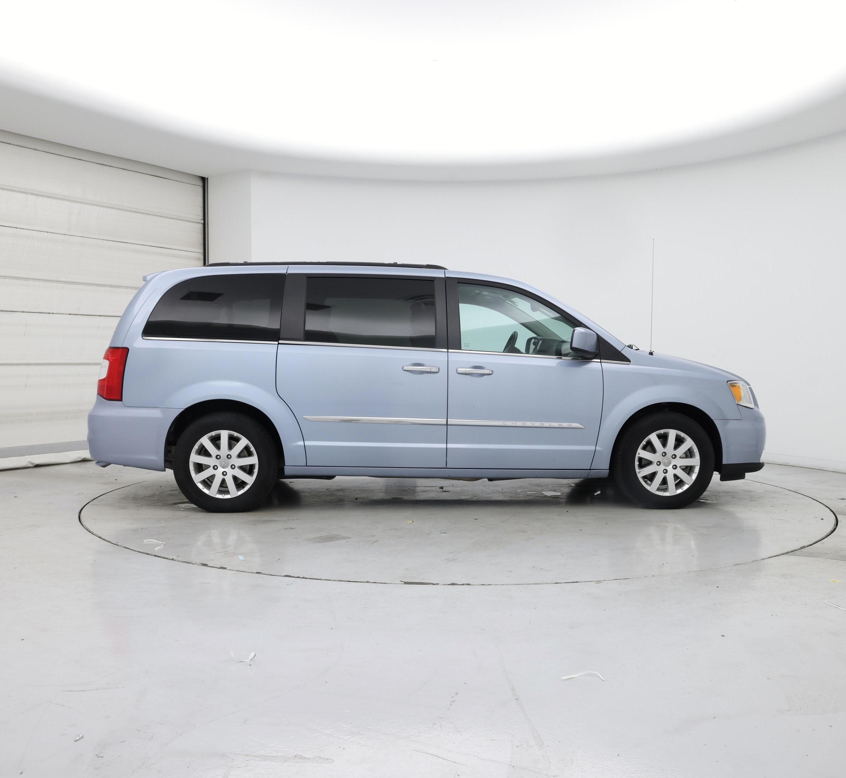 Thumbnail: 2016 Chrysler Town & Country - 7