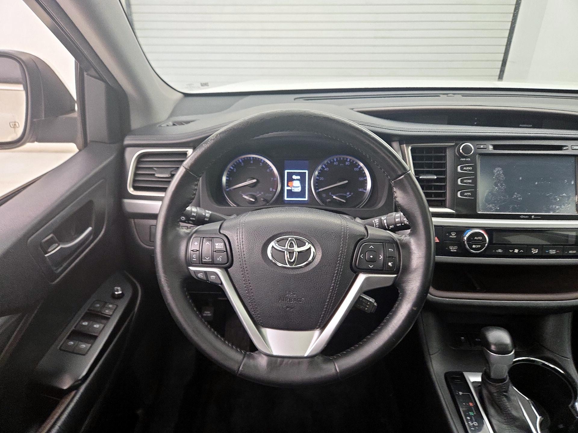 Thumbnail: 2015 Toyota Highlander - 10