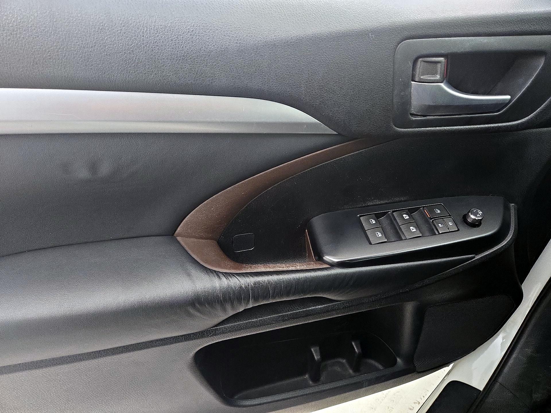 Thumbnail: 2015 Toyota Highlander - 12