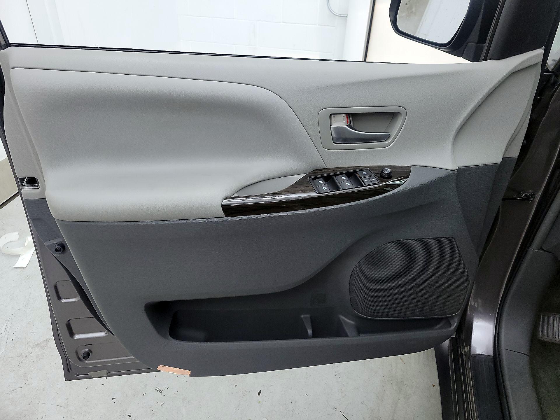 Thumbnail: 2015 Toyota Sienna - 12