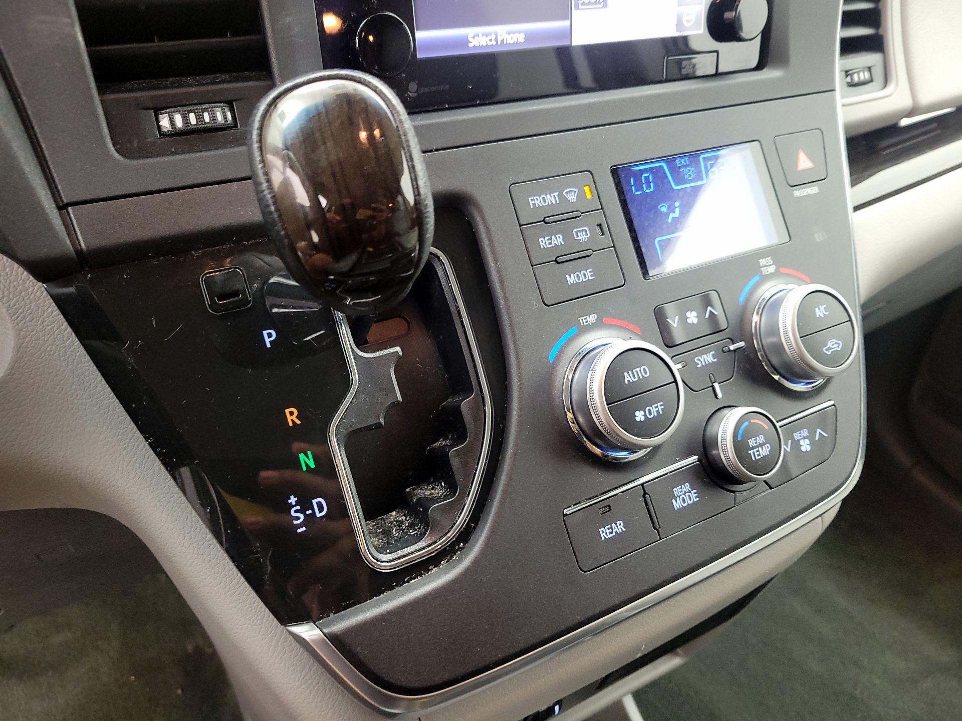 Thumbnail: 2015 Toyota Sienna - 18