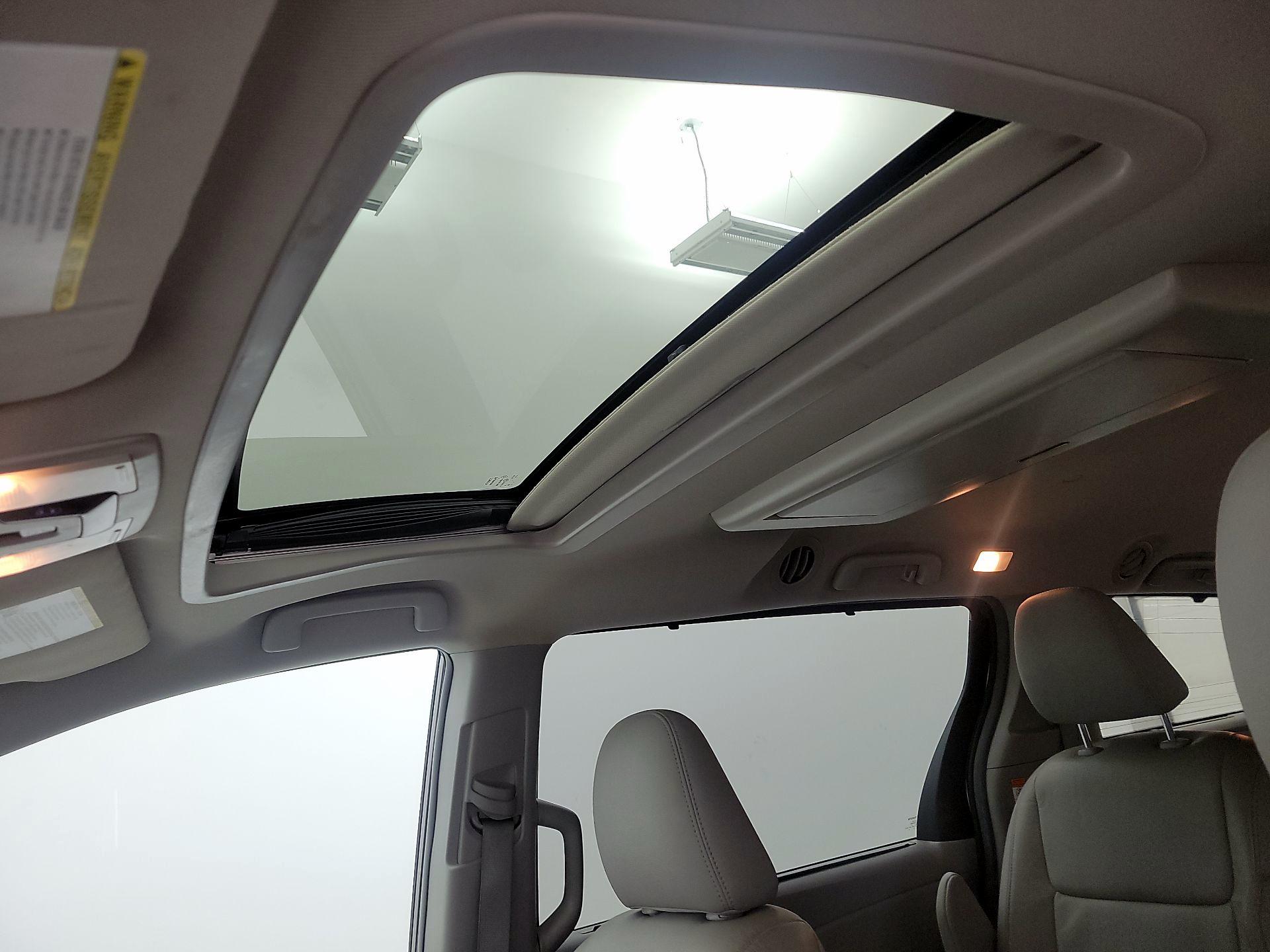 Thumbnail: 2015 Toyota Sienna - 20