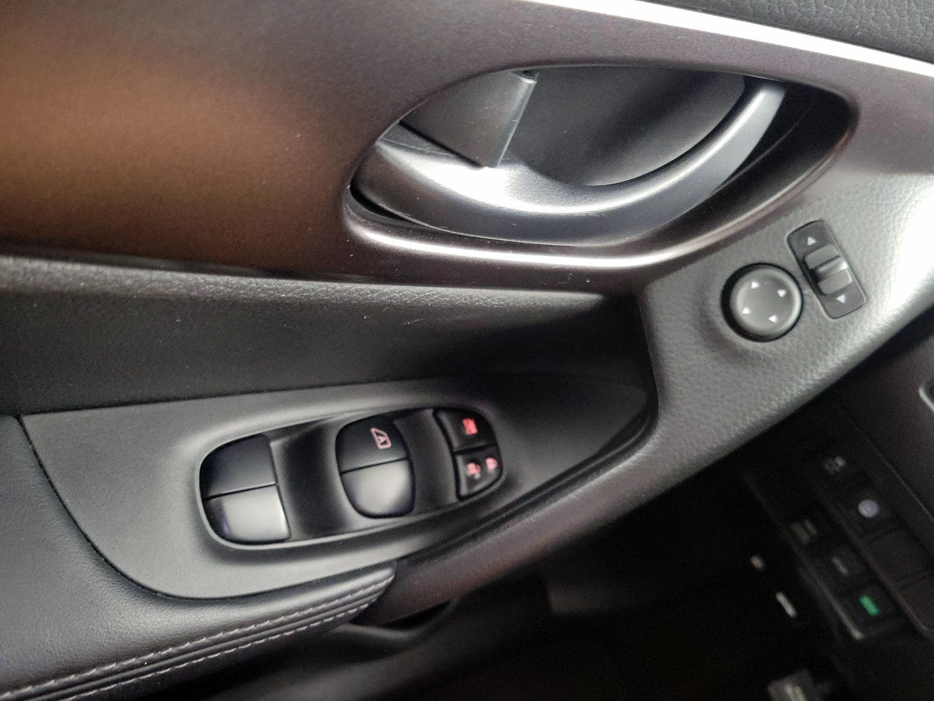 Thumbnail: 2020 Nissan Rogue Sport - 10