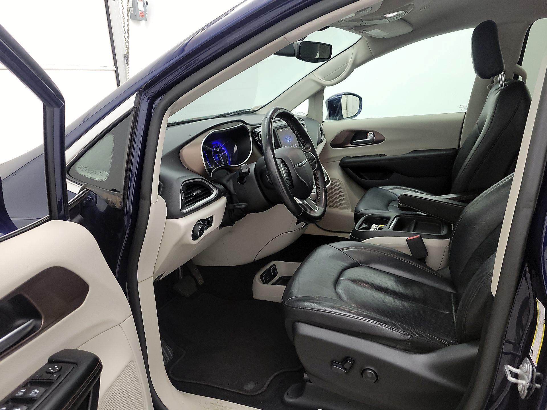 Thumbnail: 2019 Chrysler Pacifica - 11