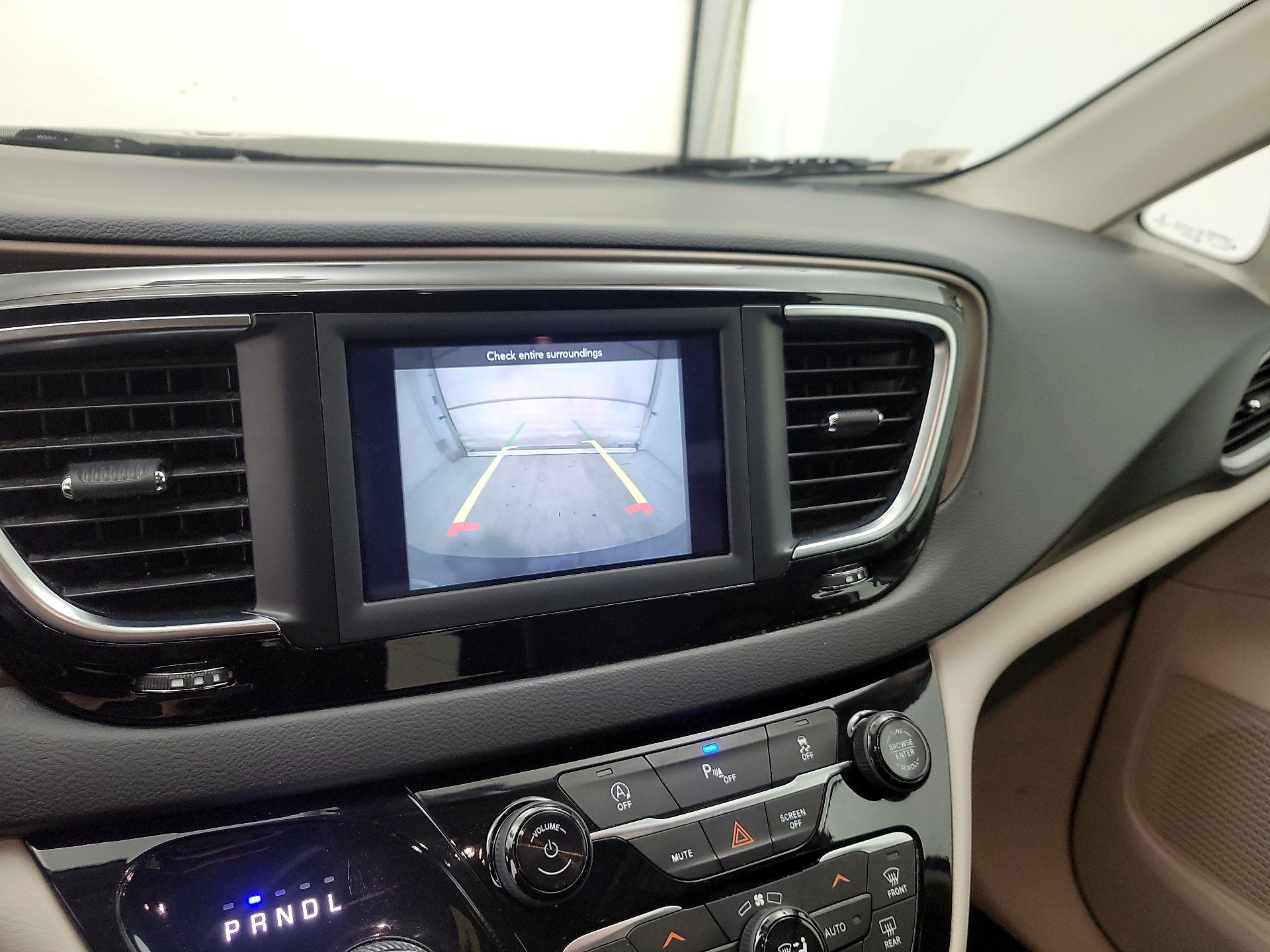 Thumbnail: 2019 Chrysler Pacifica - 14