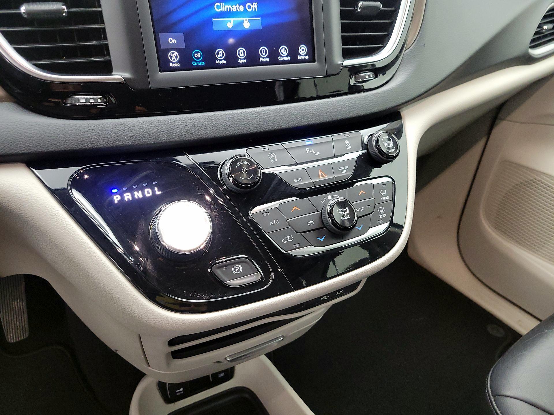 Thumbnail: 2019 Chrysler Pacifica - 17