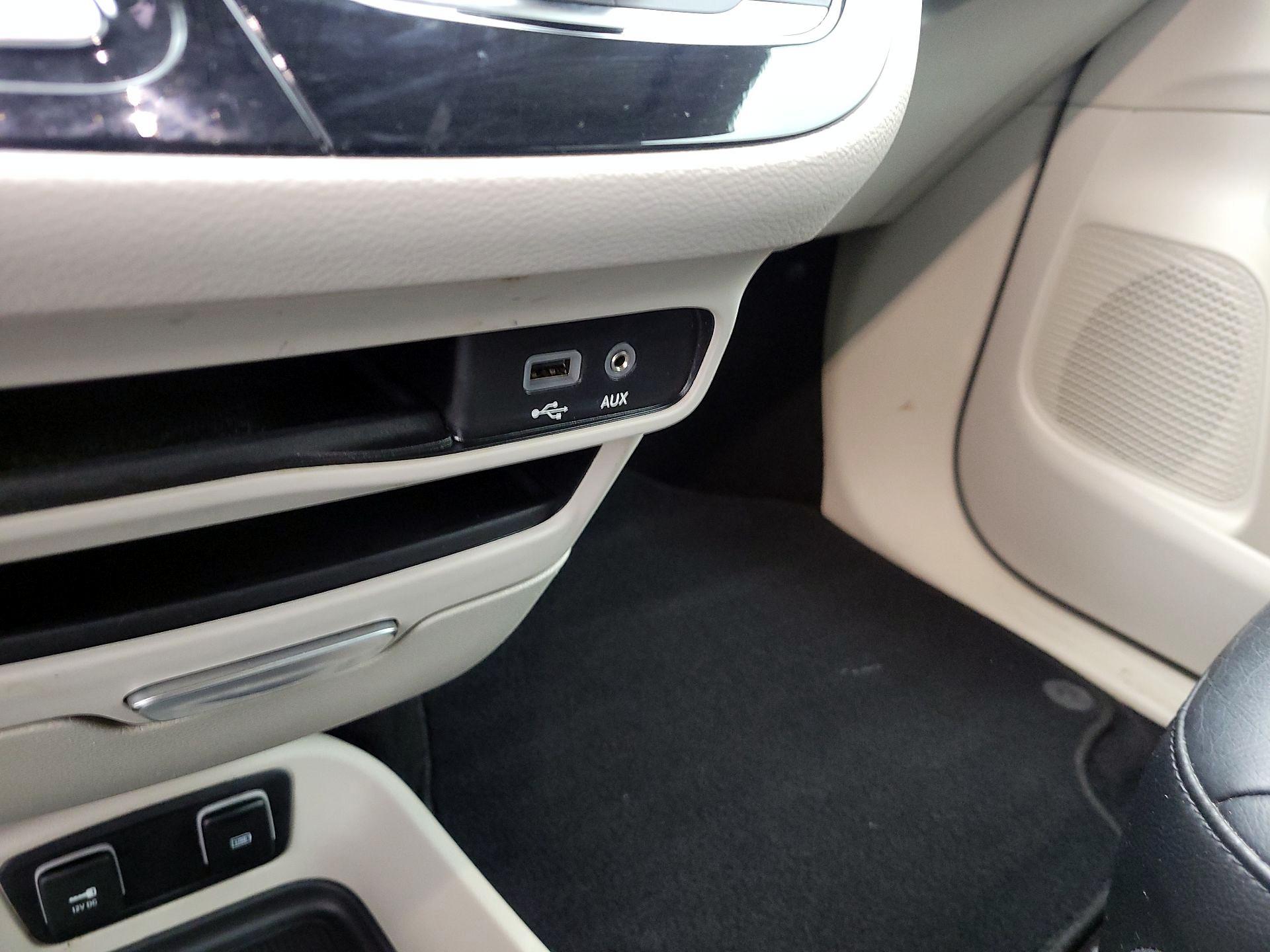 Thumbnail: 2019 Chrysler Pacifica - 18