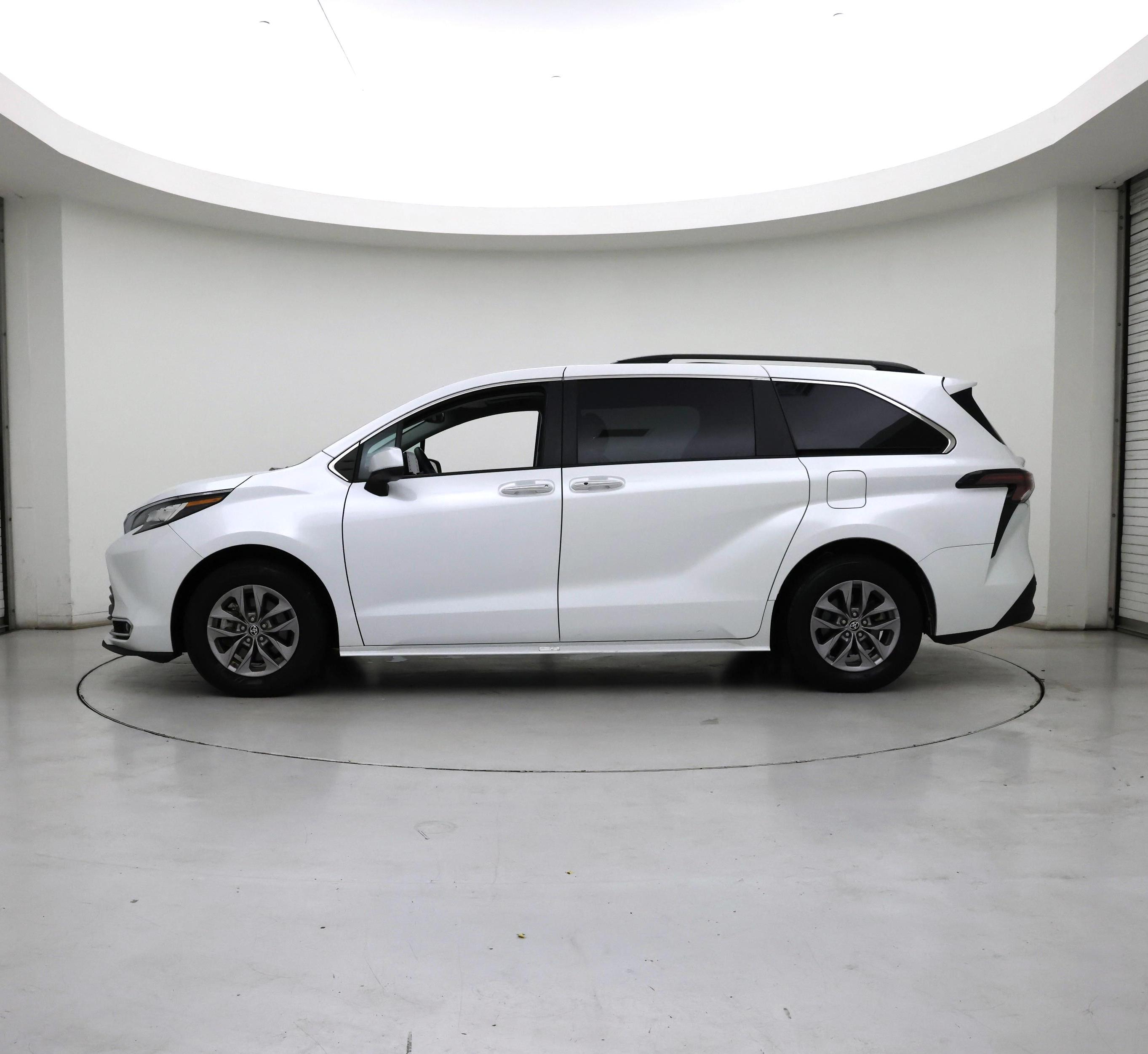Thumbnail: 2023 Toyota Sienna - 3